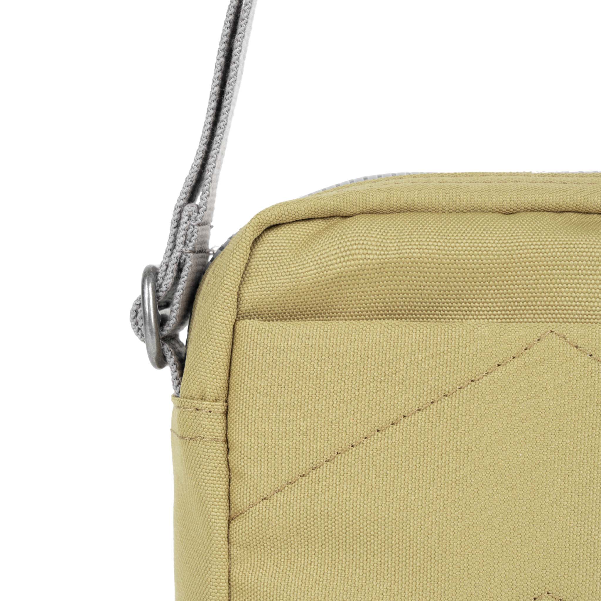 ROKA London - Bond S crossbody-väska med ficka #Färg_Khaki