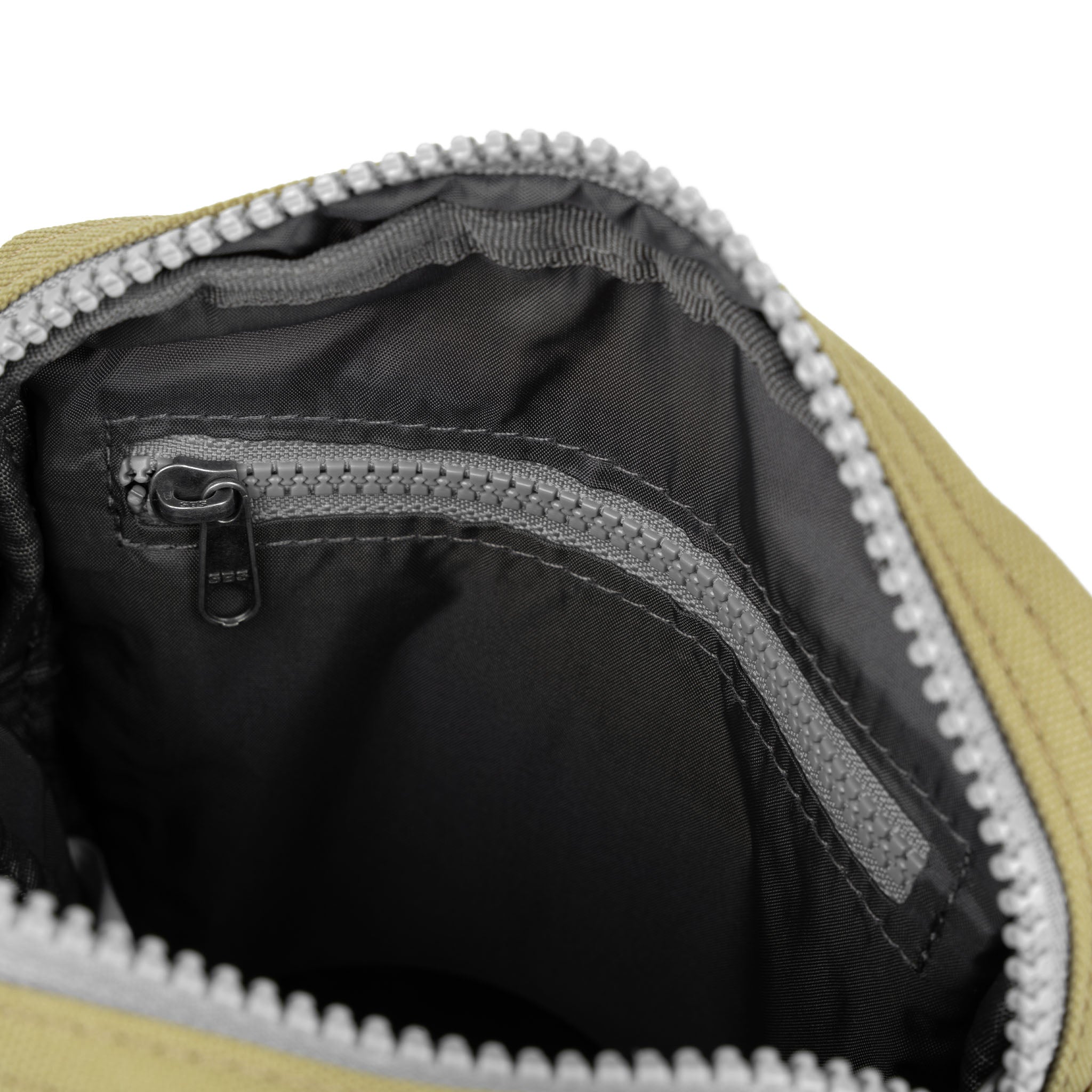 ROKA London - Bond S crossbody-väska med ficka #Färg_Khaki