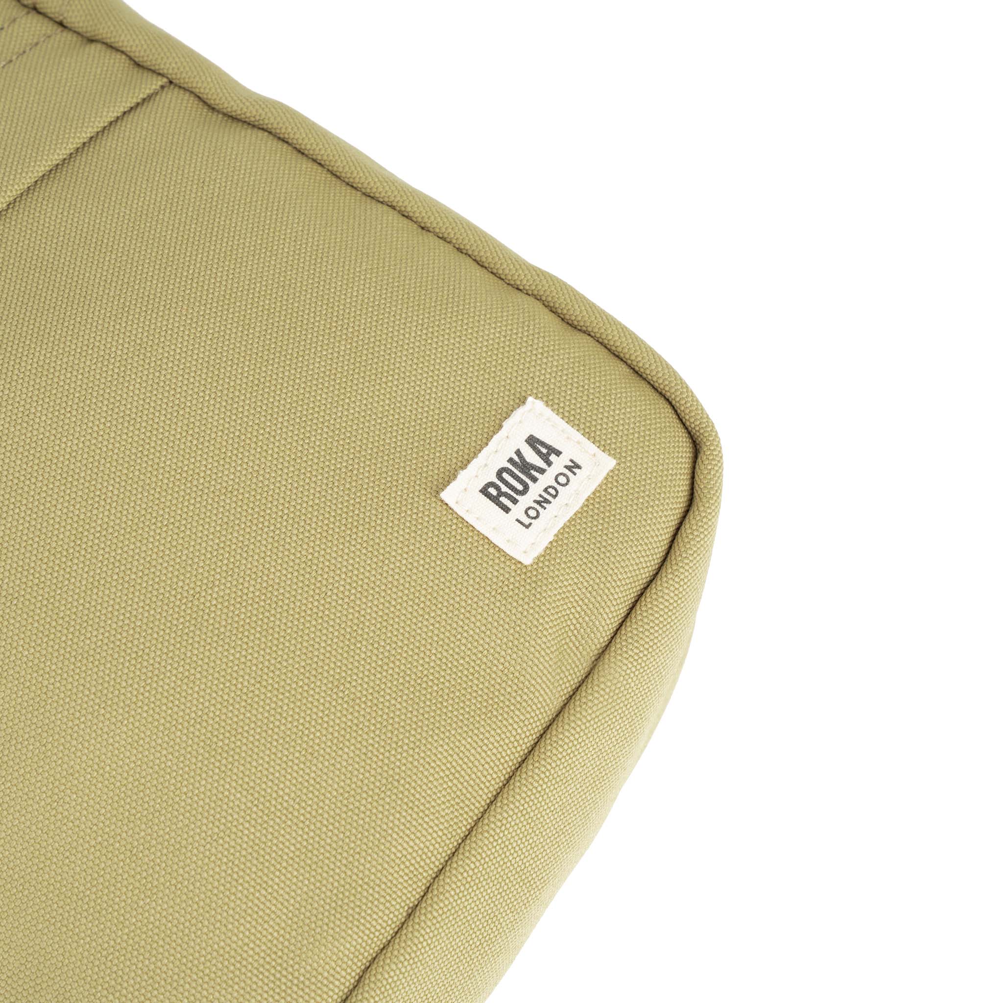 ROKA London - Bond S crossbody-väska med ficka #Färg_Khaki