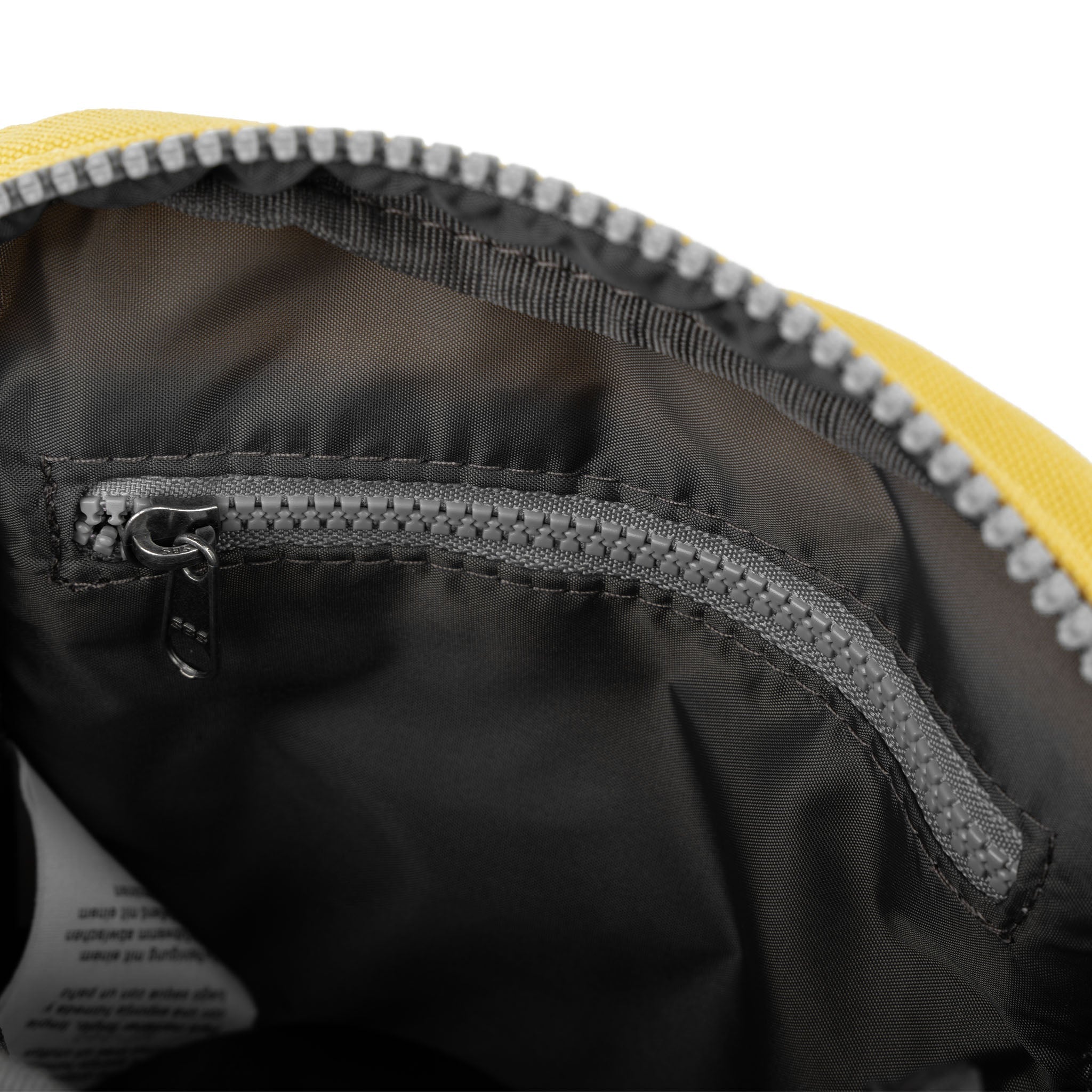 ROKA London - Bond S crossbody-väska med ficka #Färg_Lemonade