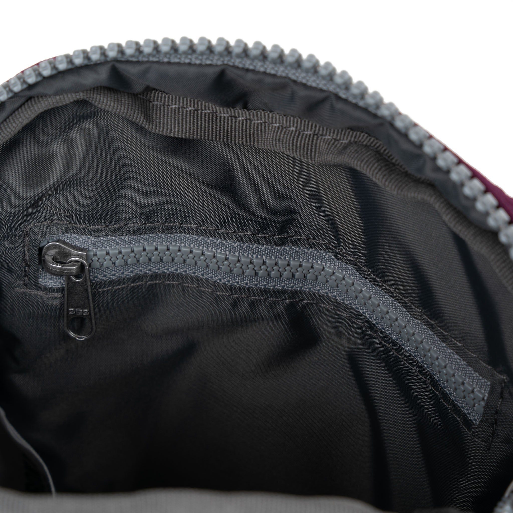 ROKA London - Bond S crossbody-väska med ficka #Färg_Cherry_Lacquer