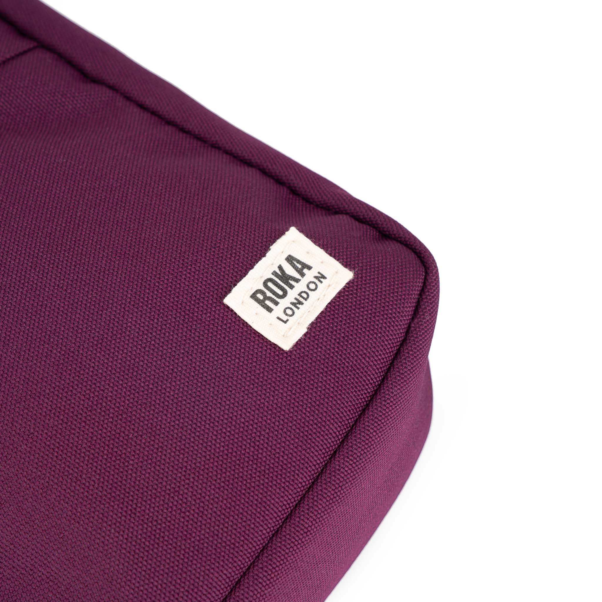 ROKA London - Bond S crossbody-väska med ficka #Färg_Cherry_Lacquer