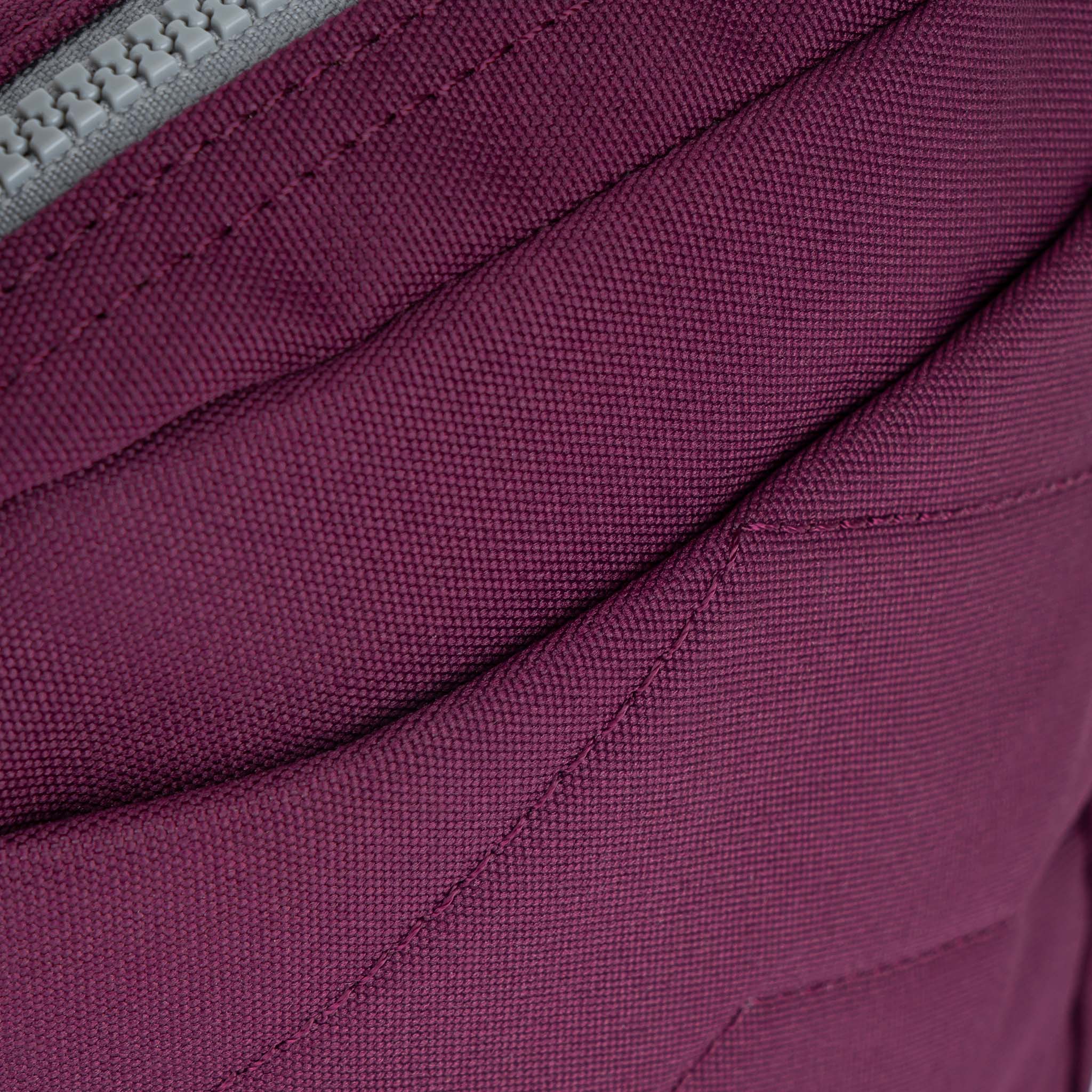 ROKA London - Bond S crossbody-väska med ficka #Färg_Cherry_Lacquer