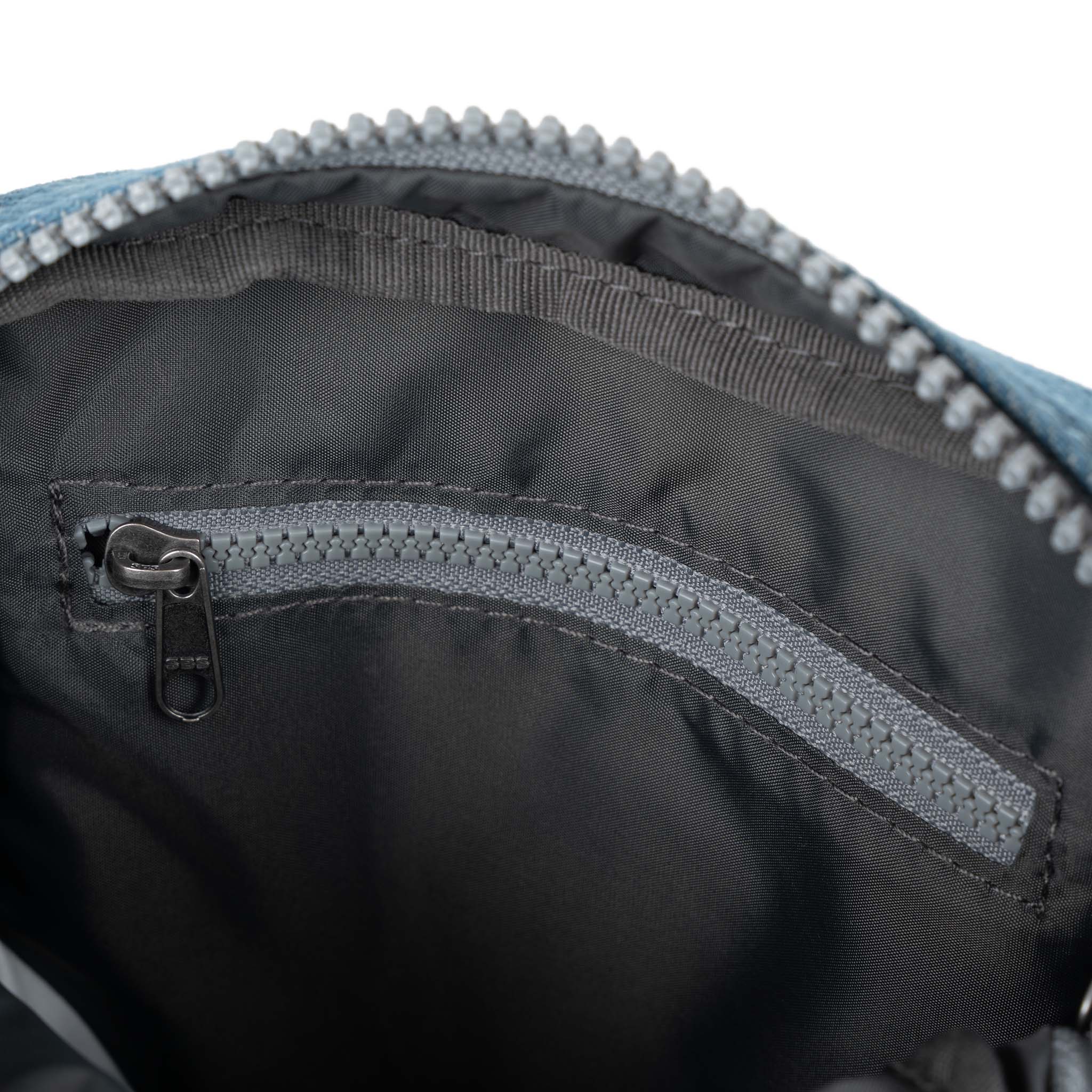 ROKA London - Bond S crossbody-väska med ficka #Färg_Light_Denim