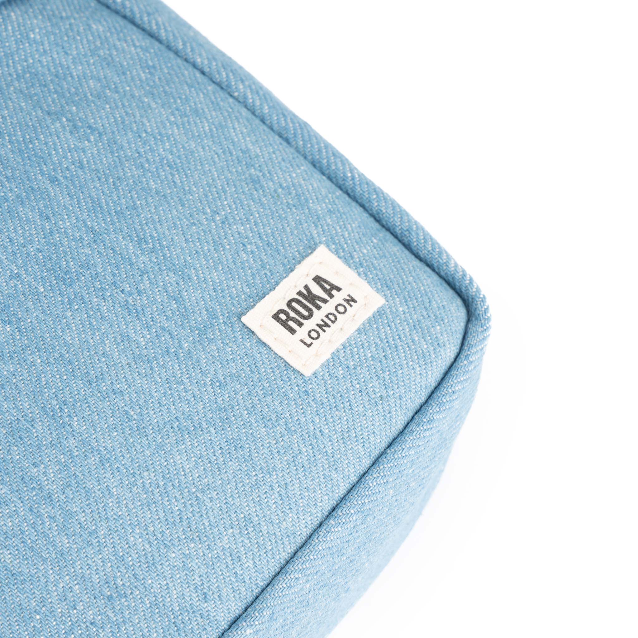 ROKA London - Bond S crossbody-väska med ficka #Färg_Light_Denim