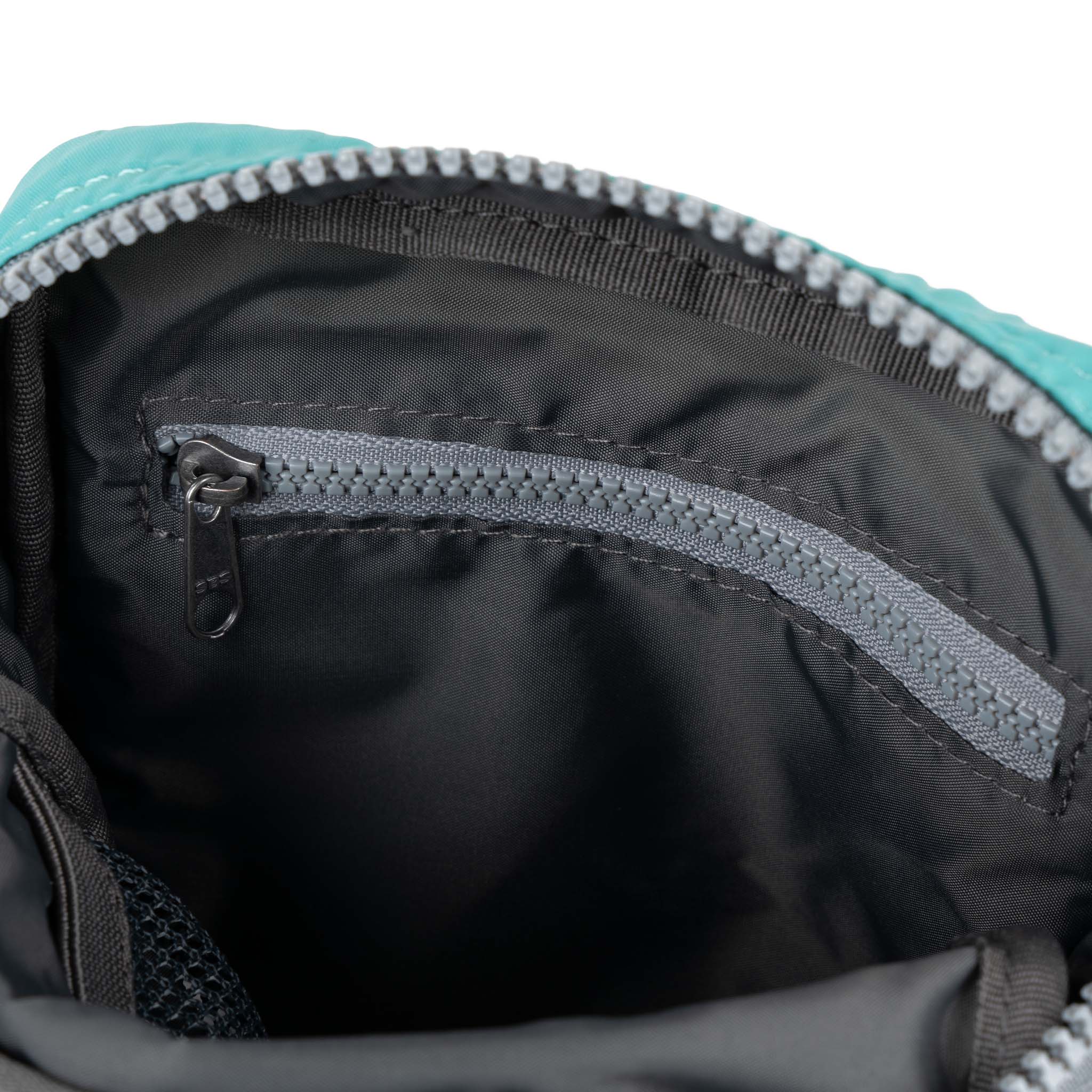 ROKA London - Bond S crossbody-väska med ficka #Färg_Aquatic_Awe