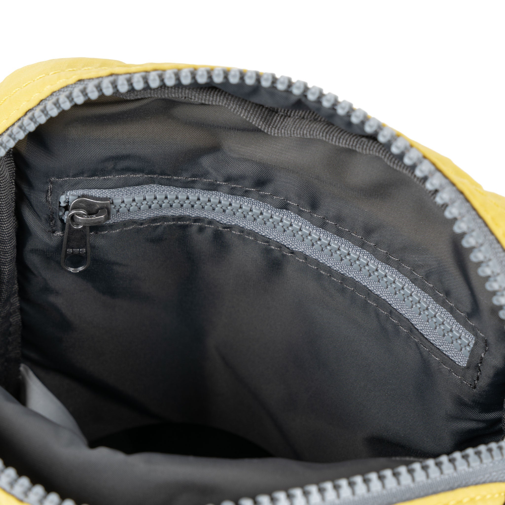 ROKA London - Bond S crossbody-väska med ficka #Färg_Citron