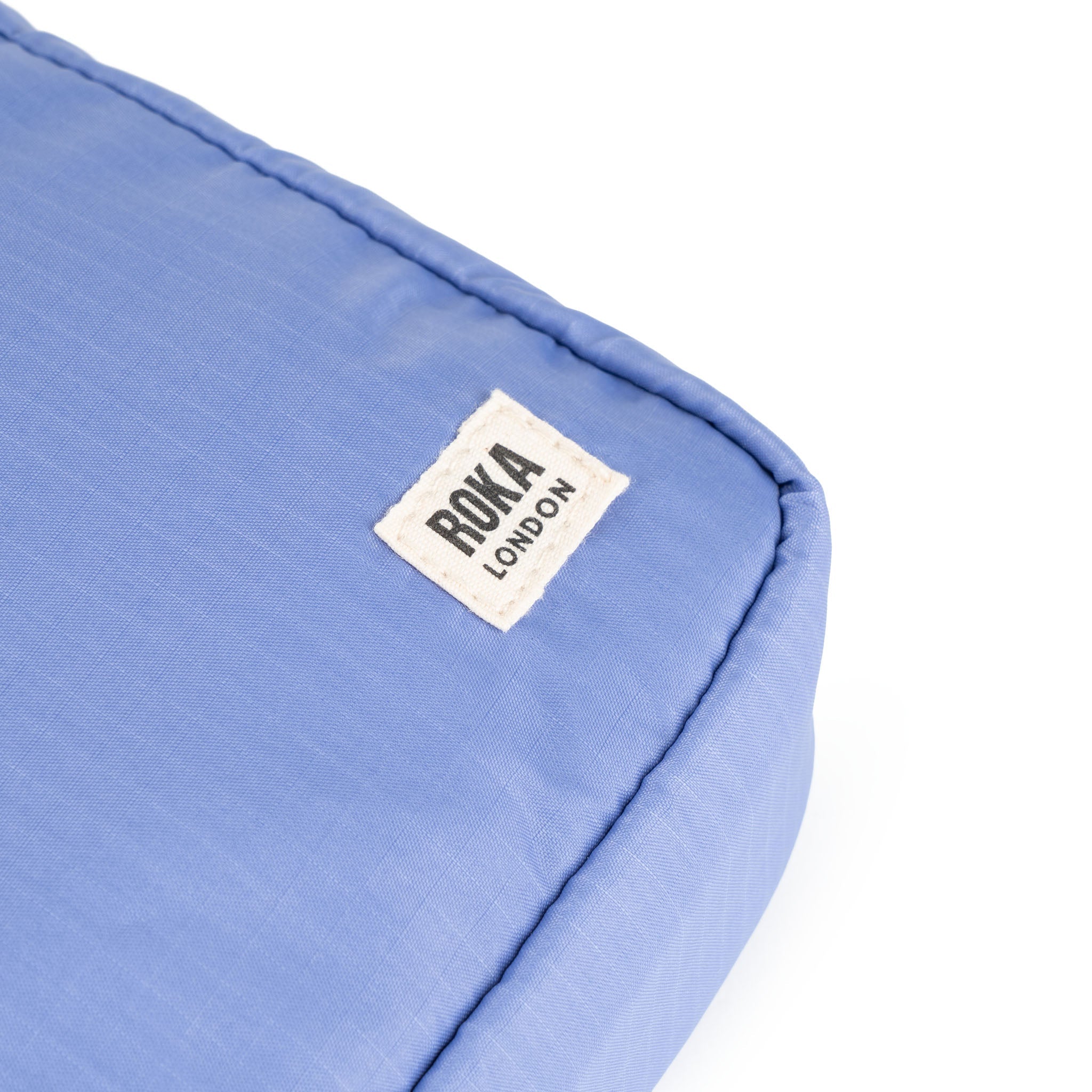 ROKA London - Bond S crossbody-väska med ficka #Färg_Jacaranda