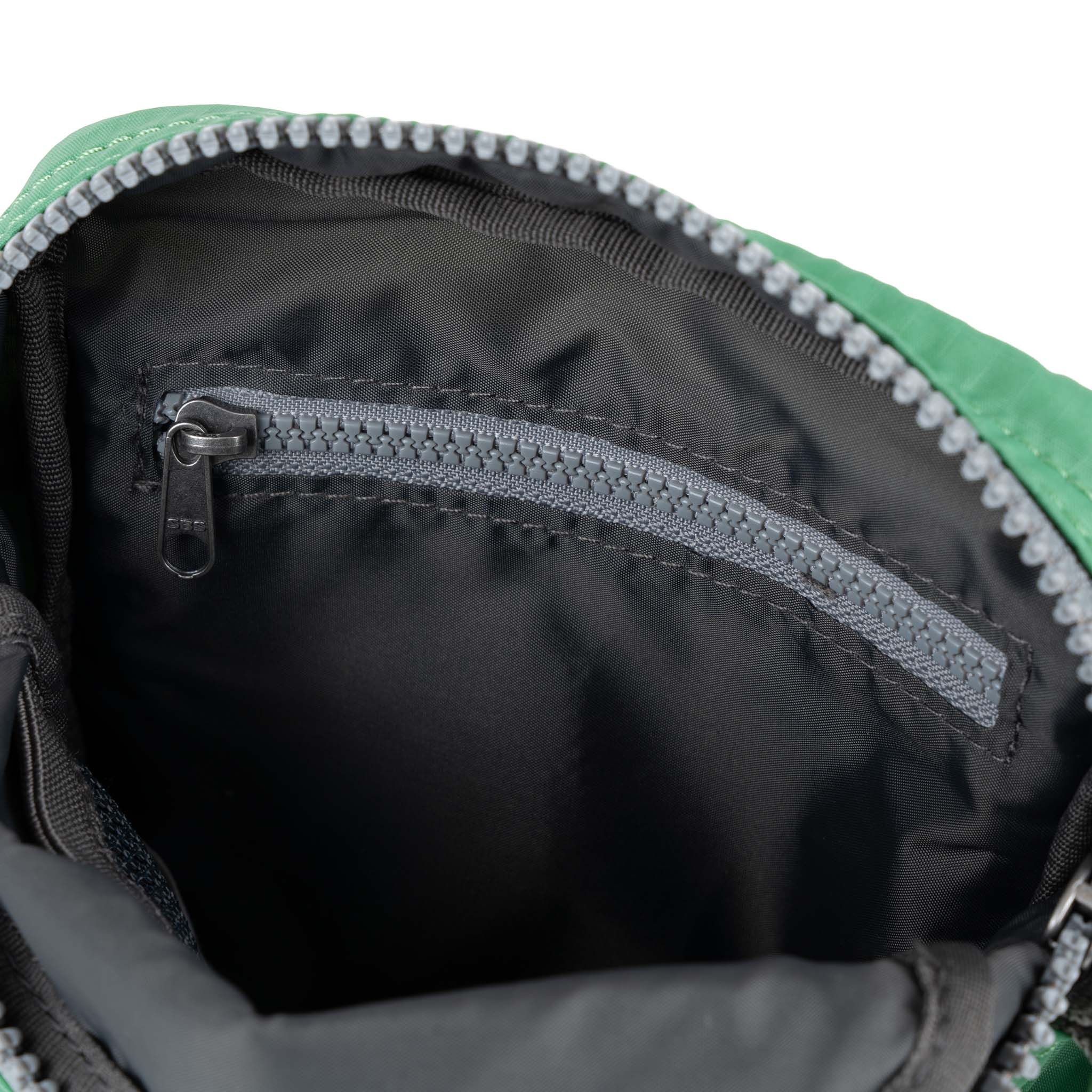 ROKA London - Bond S crossbody-väska med ficka #Färg_Matcha