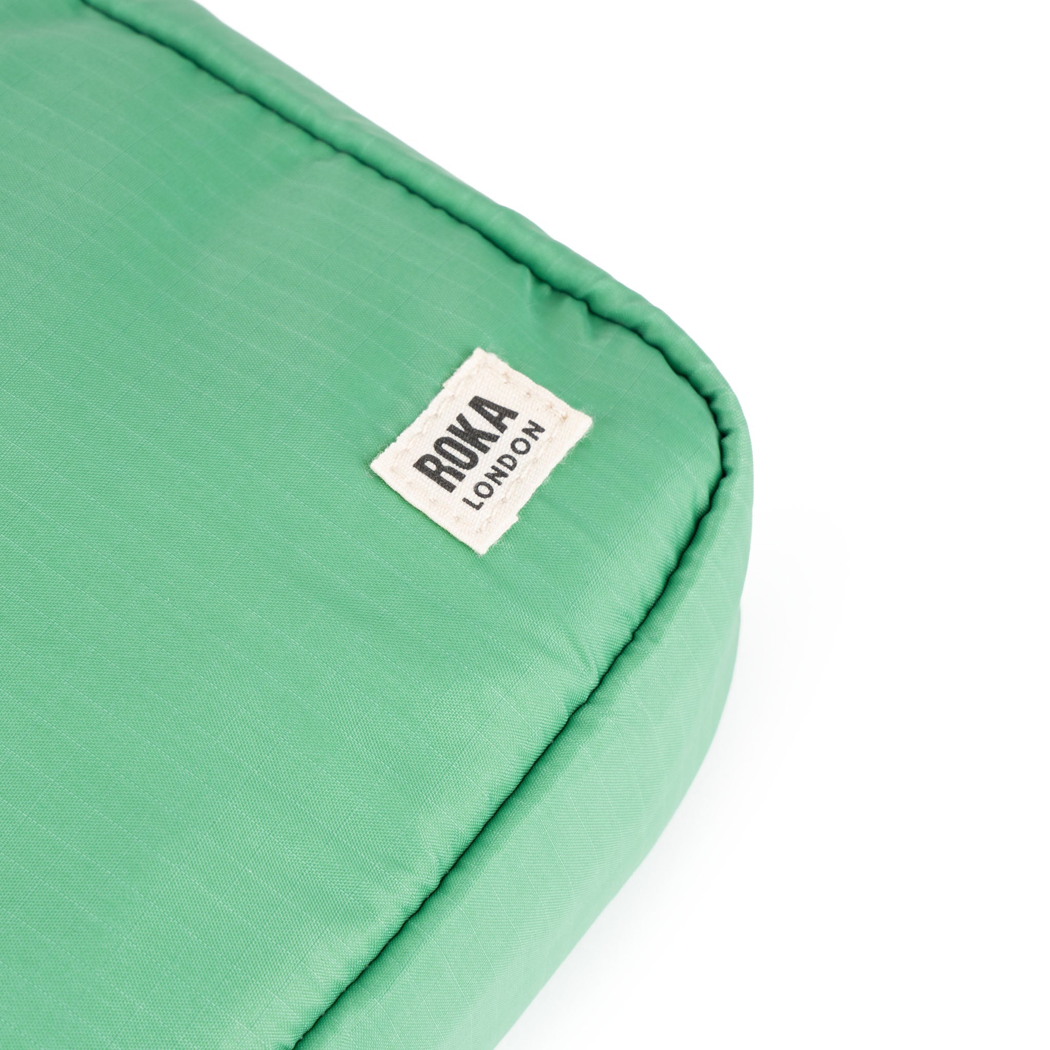 ROKA London - Bond S crossbody-väska med ficka #Färg_Matcha