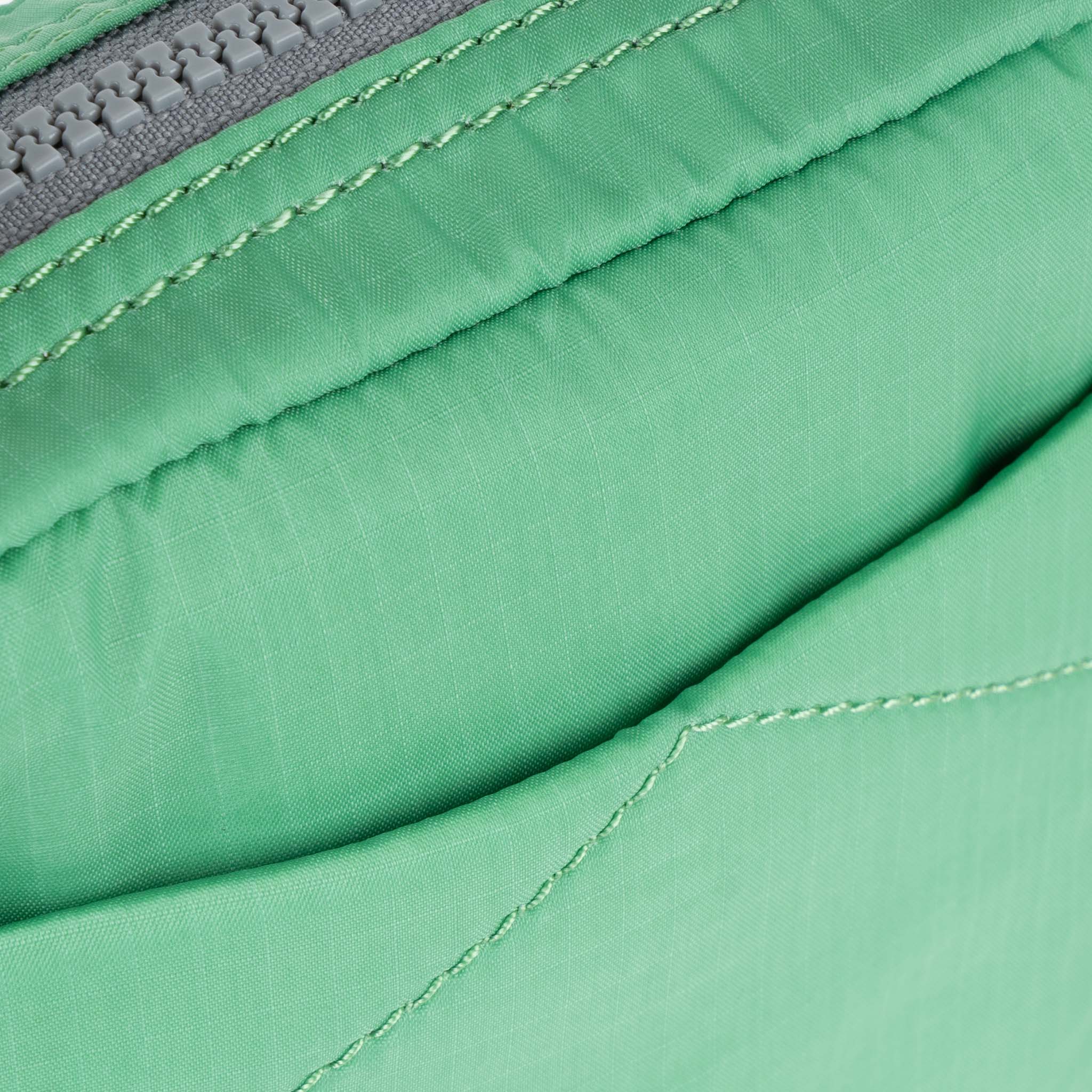 ROKA London - Bond S crossbody-väska med ficka #Färg_Matcha