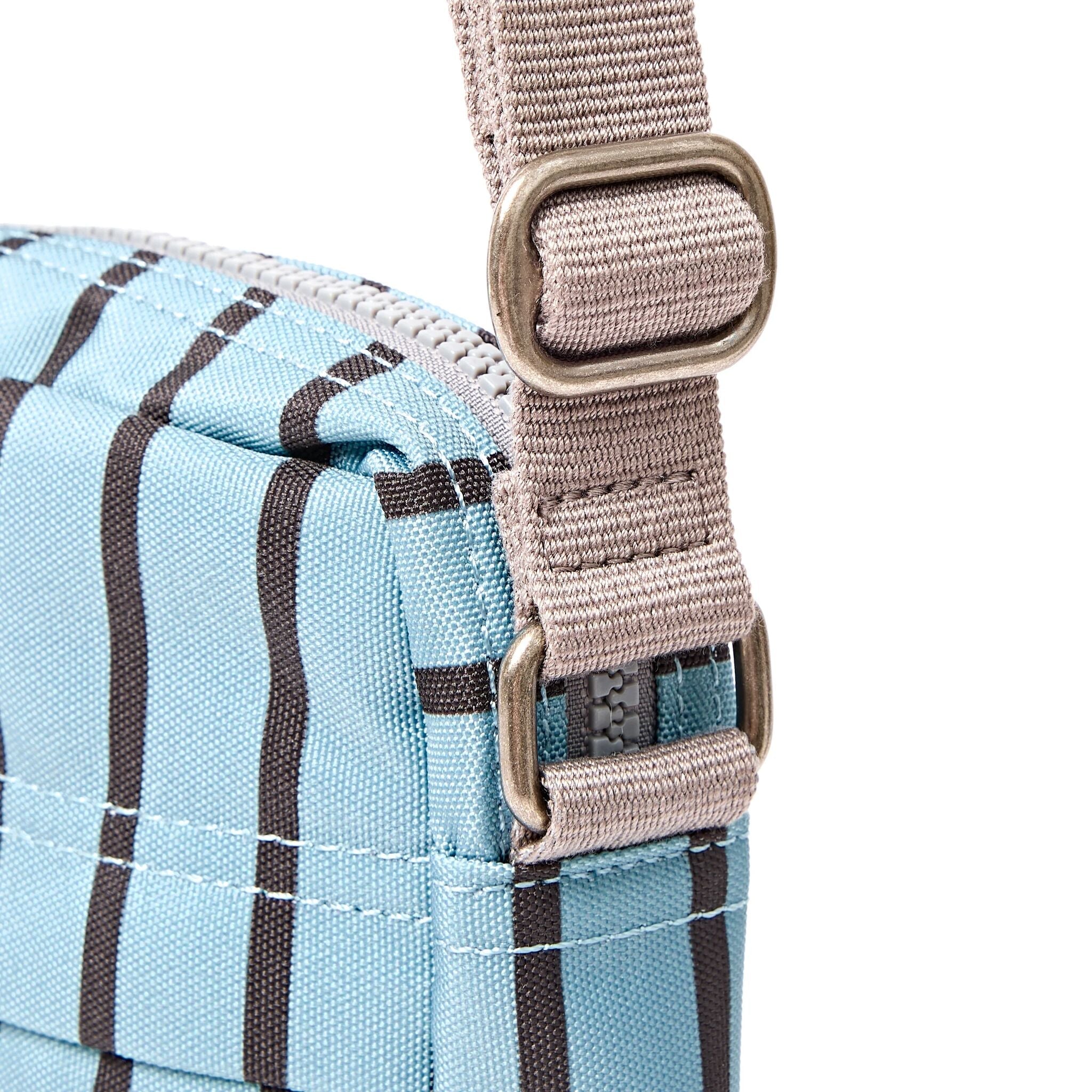 ROKA London - Bond S crossbody-väska med ficka #Färg_Blue_Stripe