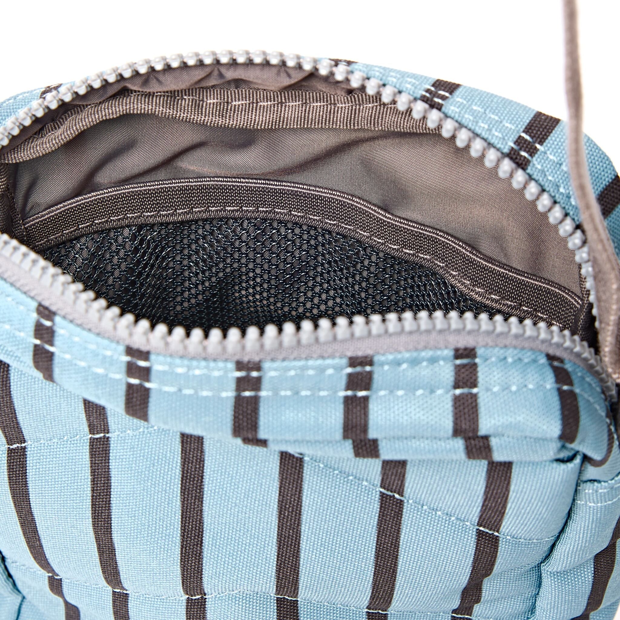 ROKA London - Bond S crossbody-väska med ficka #Färg_Blue_Stripe