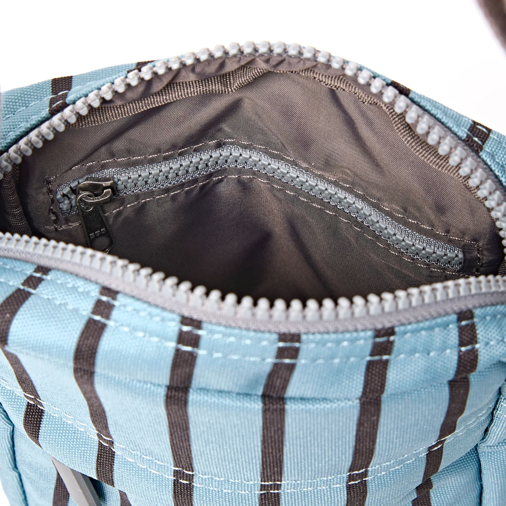 ROKA London - Bond S crossbody-väska med ficka #Färg_Blue_Stripe