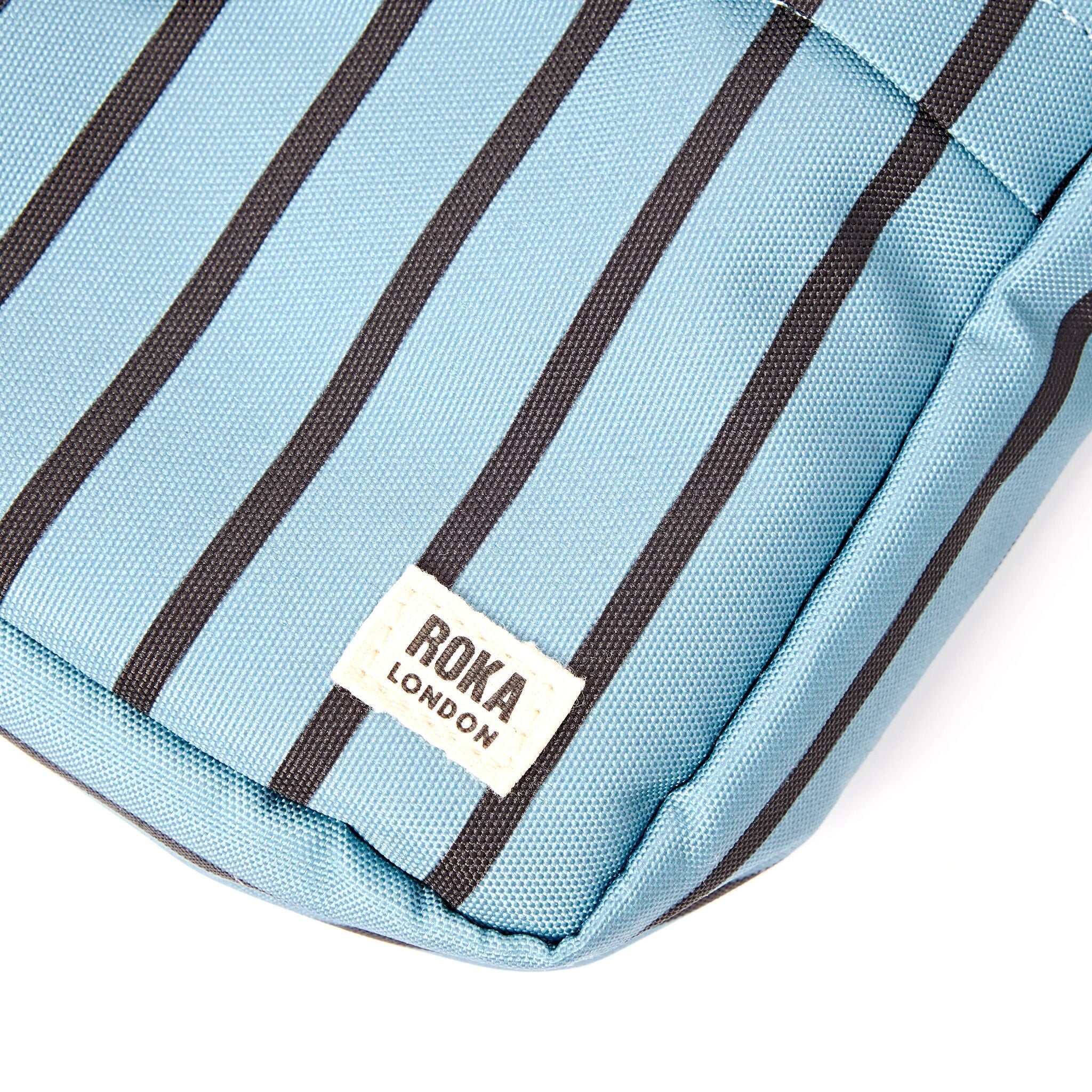 ROKA London - Bond S crossbody-väska med ficka #Färg_Blue_Stripe