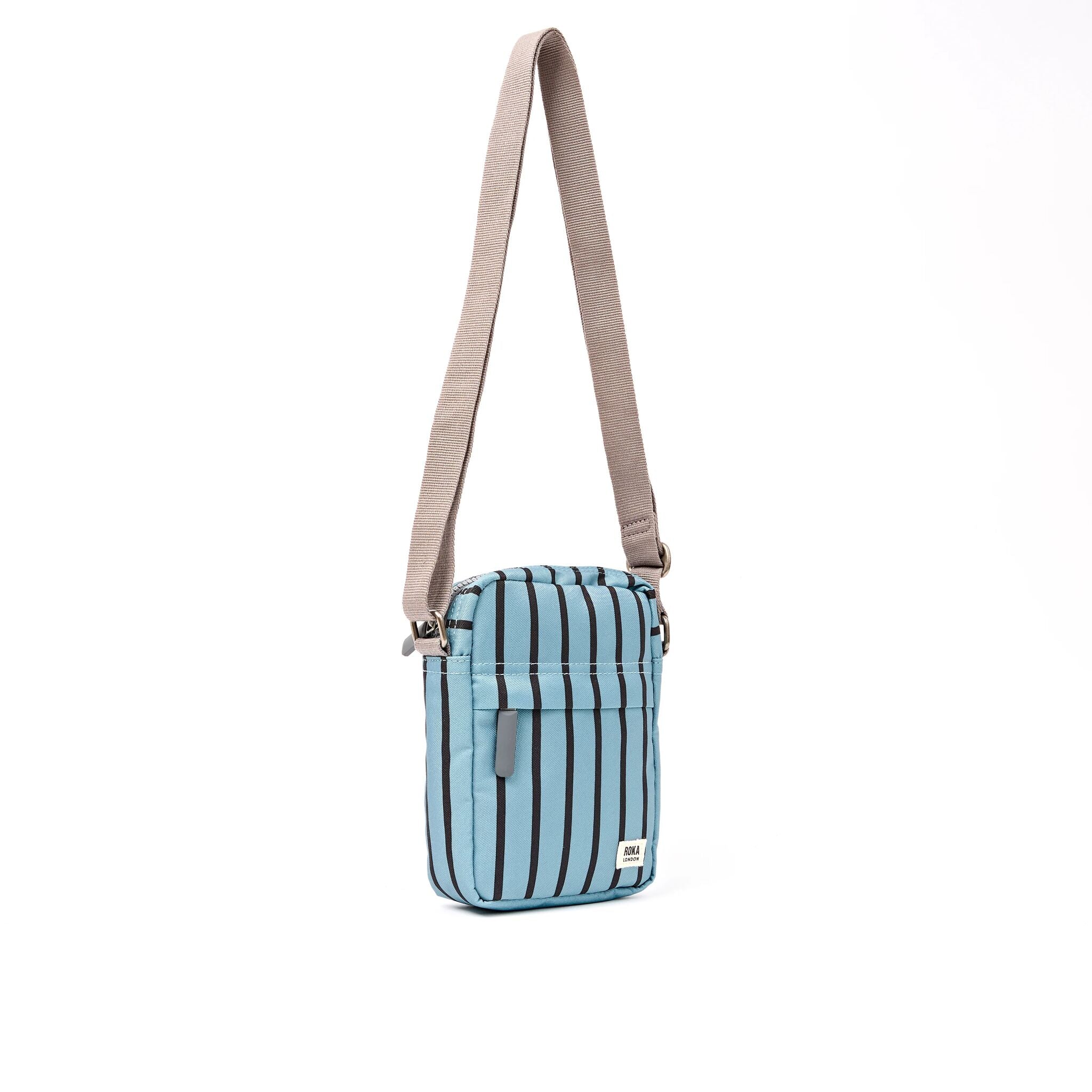 ROKA London - Bond S crossbody-väska med ficka #Färg_Blue_Stripe