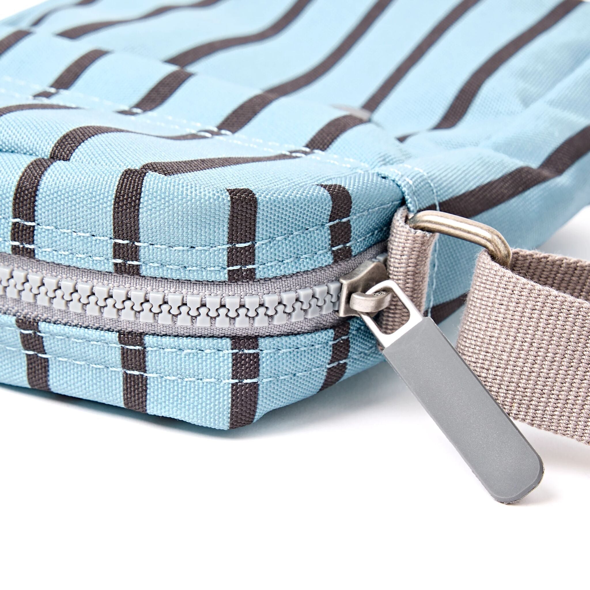 ROKA London - Bond S crossbody-väska med ficka #Färg_Blue_Stripe