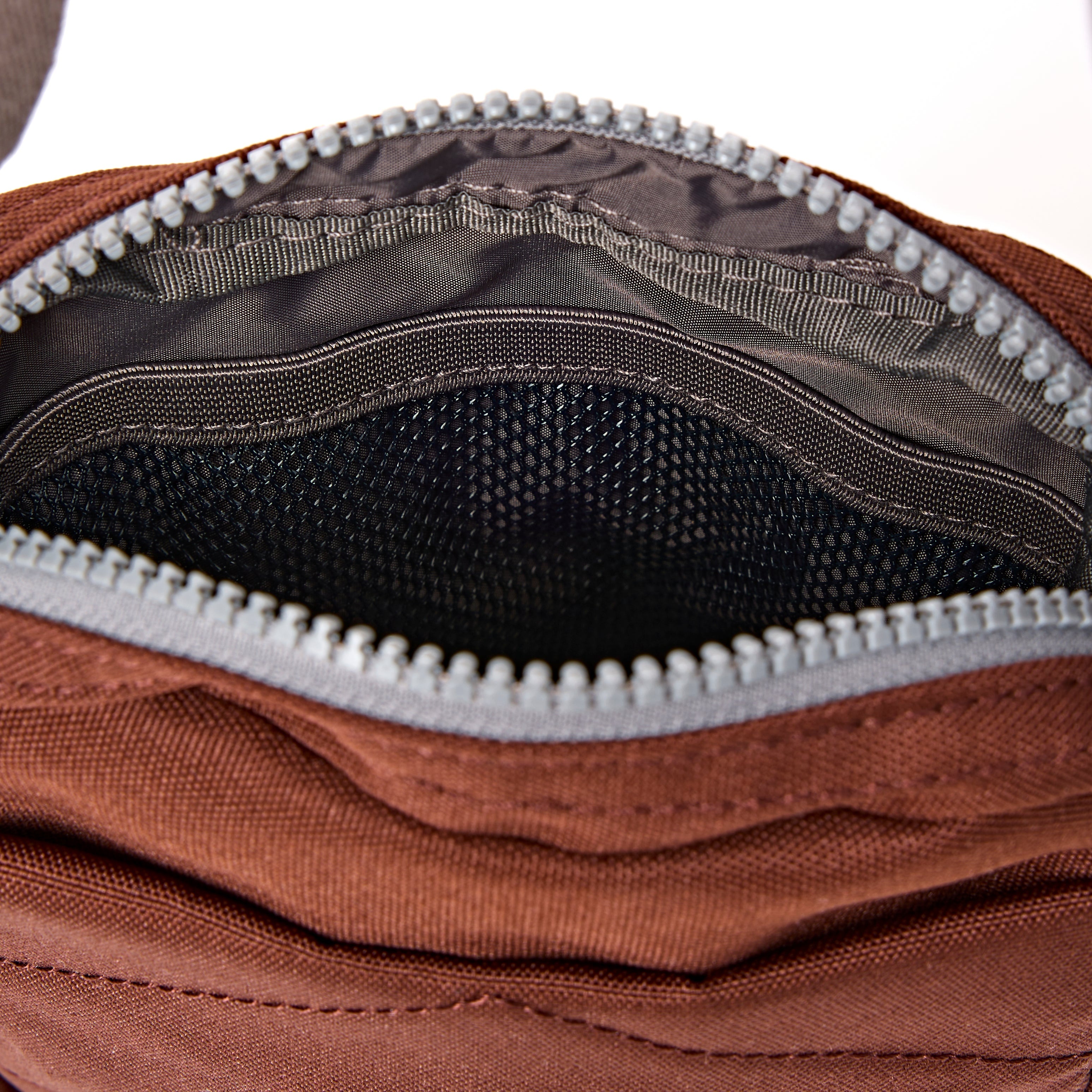 ROKA London - Bond S crossbody-väska med ficka #Färg_Chocolate