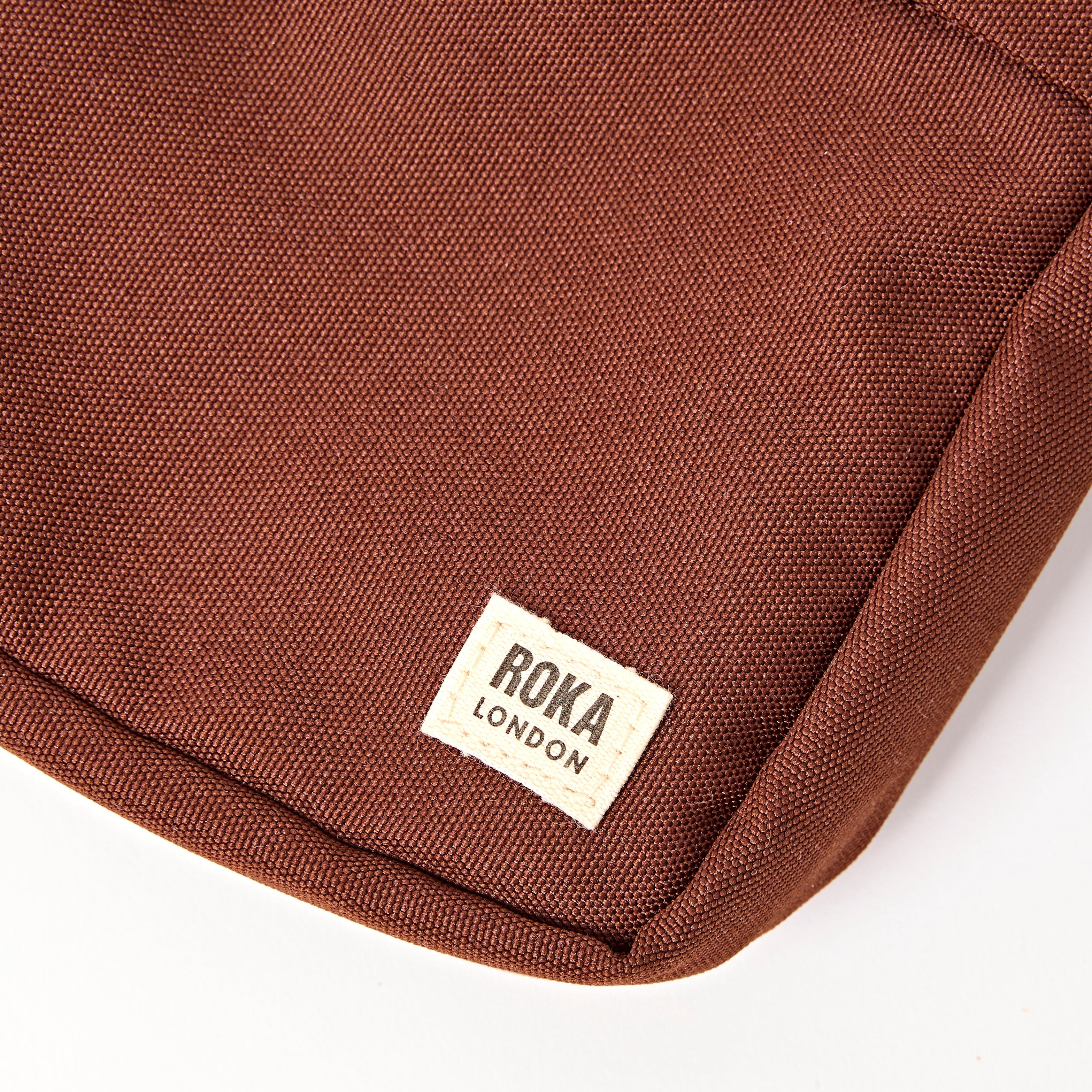 ROKA London - Bond S crossbody-väska med ficka #Färg_Chocolate
