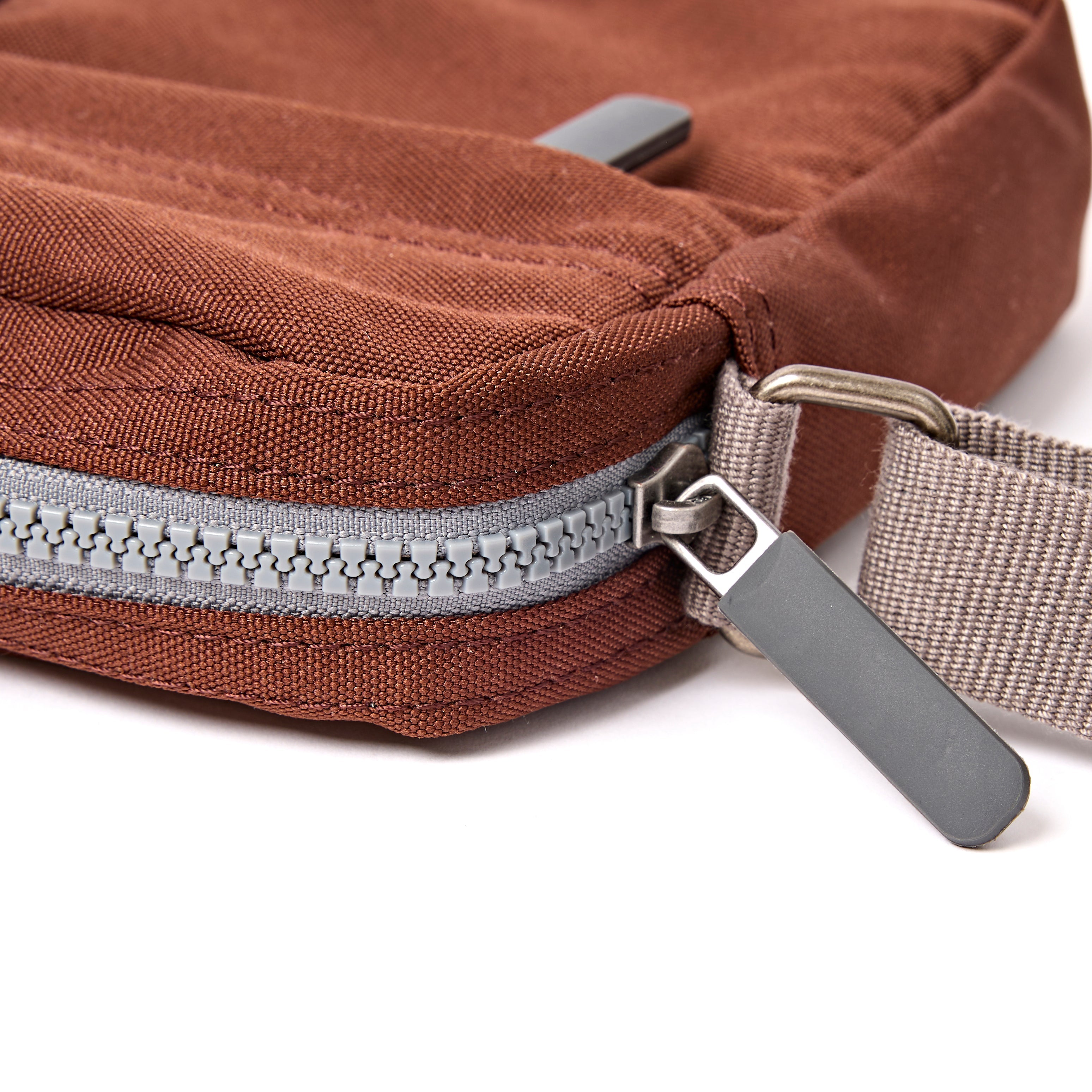 ROKA London - Bond S crossbody-väska med ficka #Färg_Chocolate