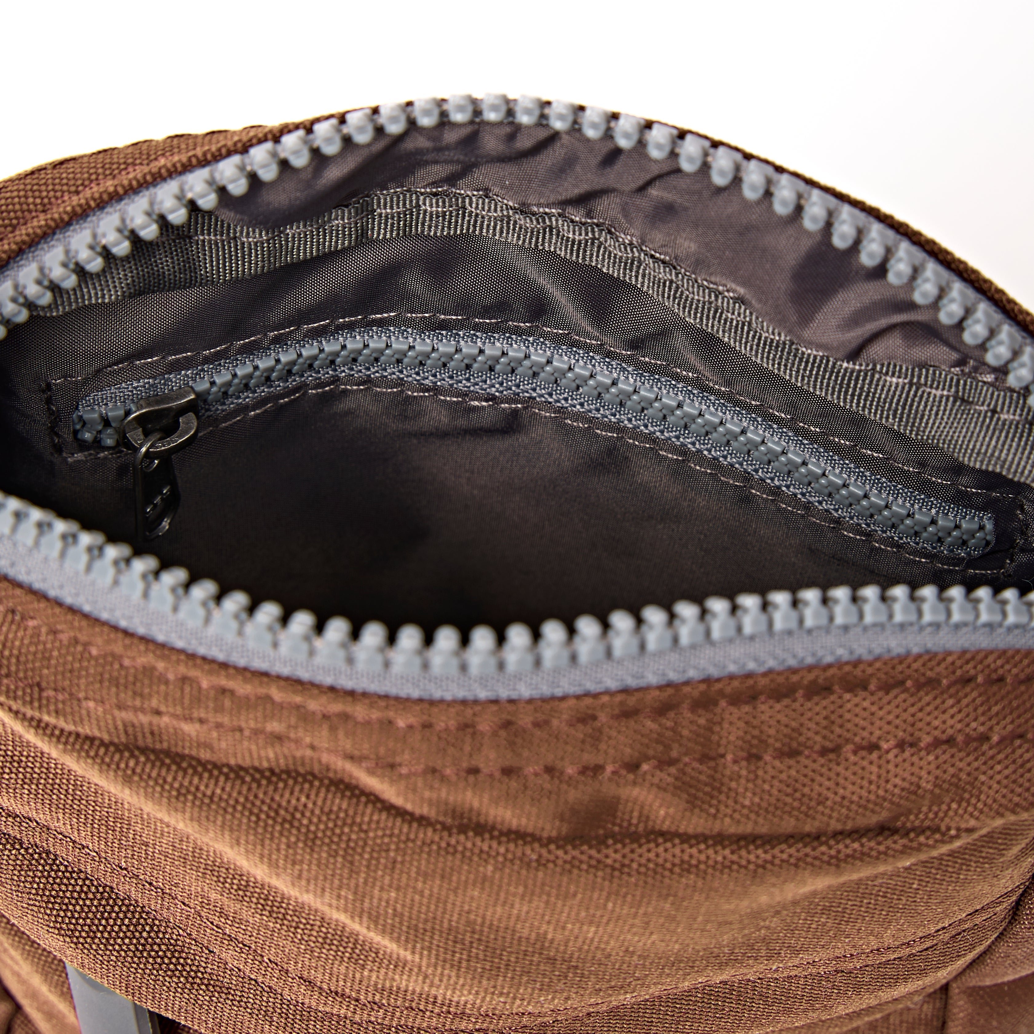 ROKA London - Bond S crossbody-väska med ficka #Färg_Cinnamon