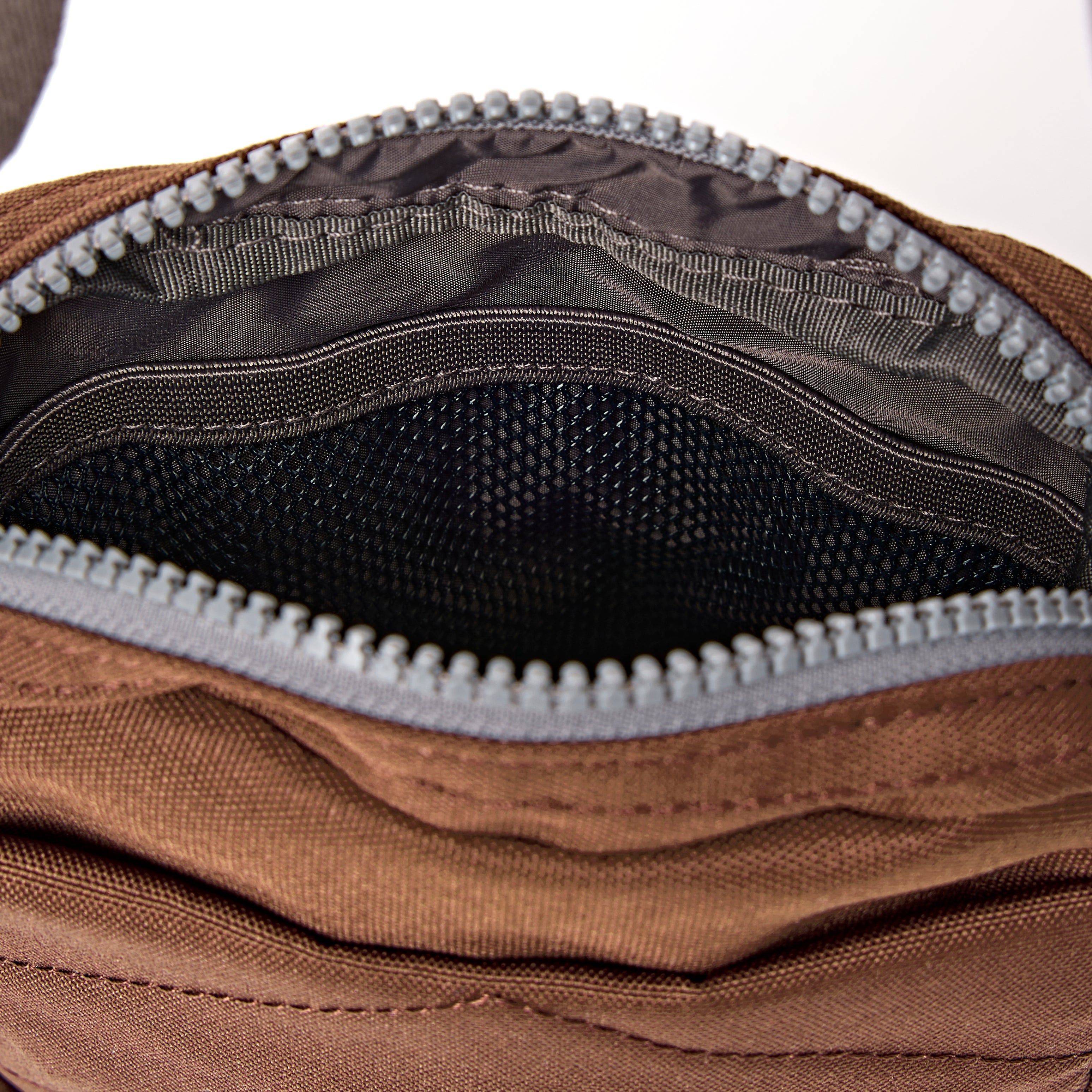 ROKA London - Bond S crossbody-väska med ficka #Färg_Cinnamon
