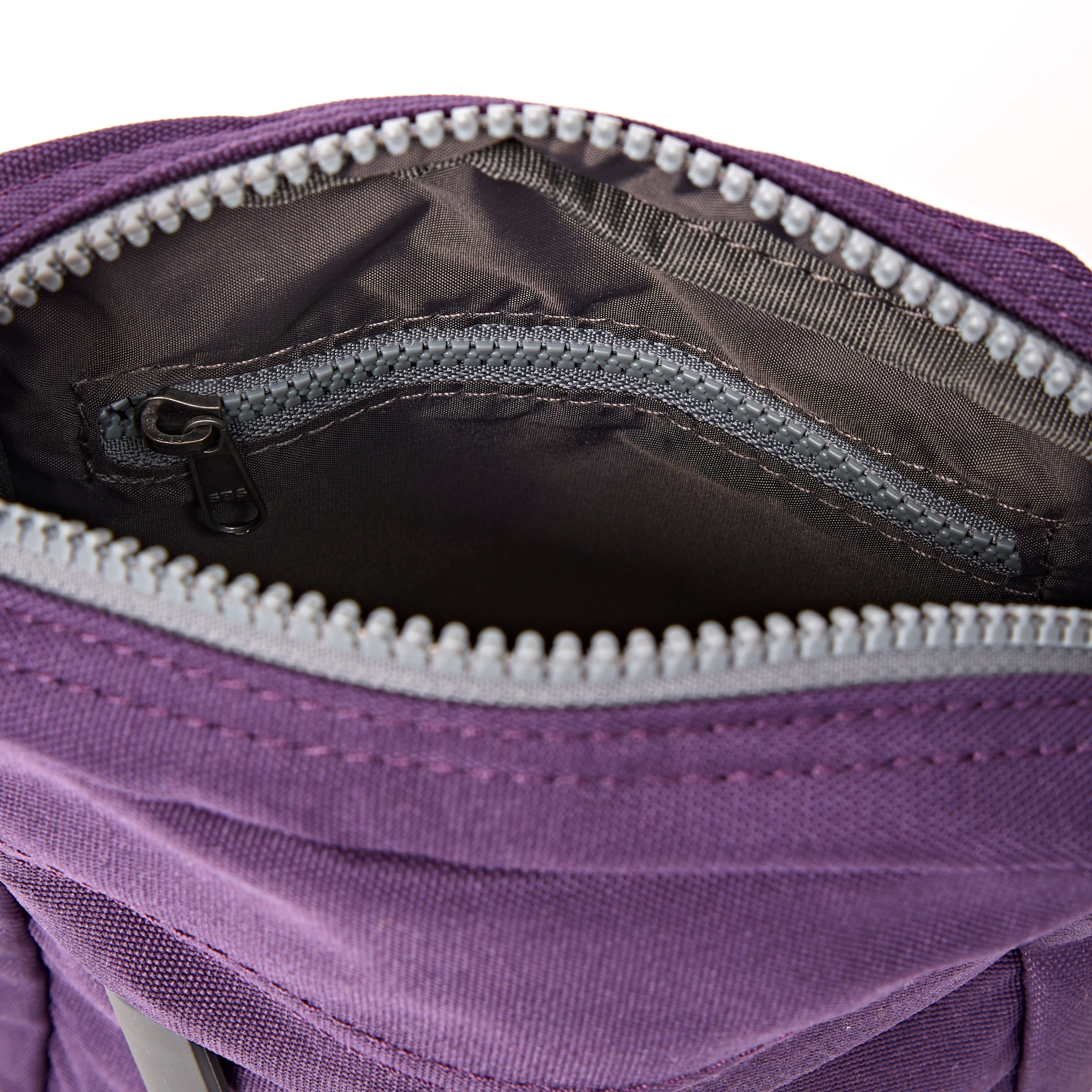 ROKA London - Bond S crossbody-väska med ficka #Färg_Deep_Grape