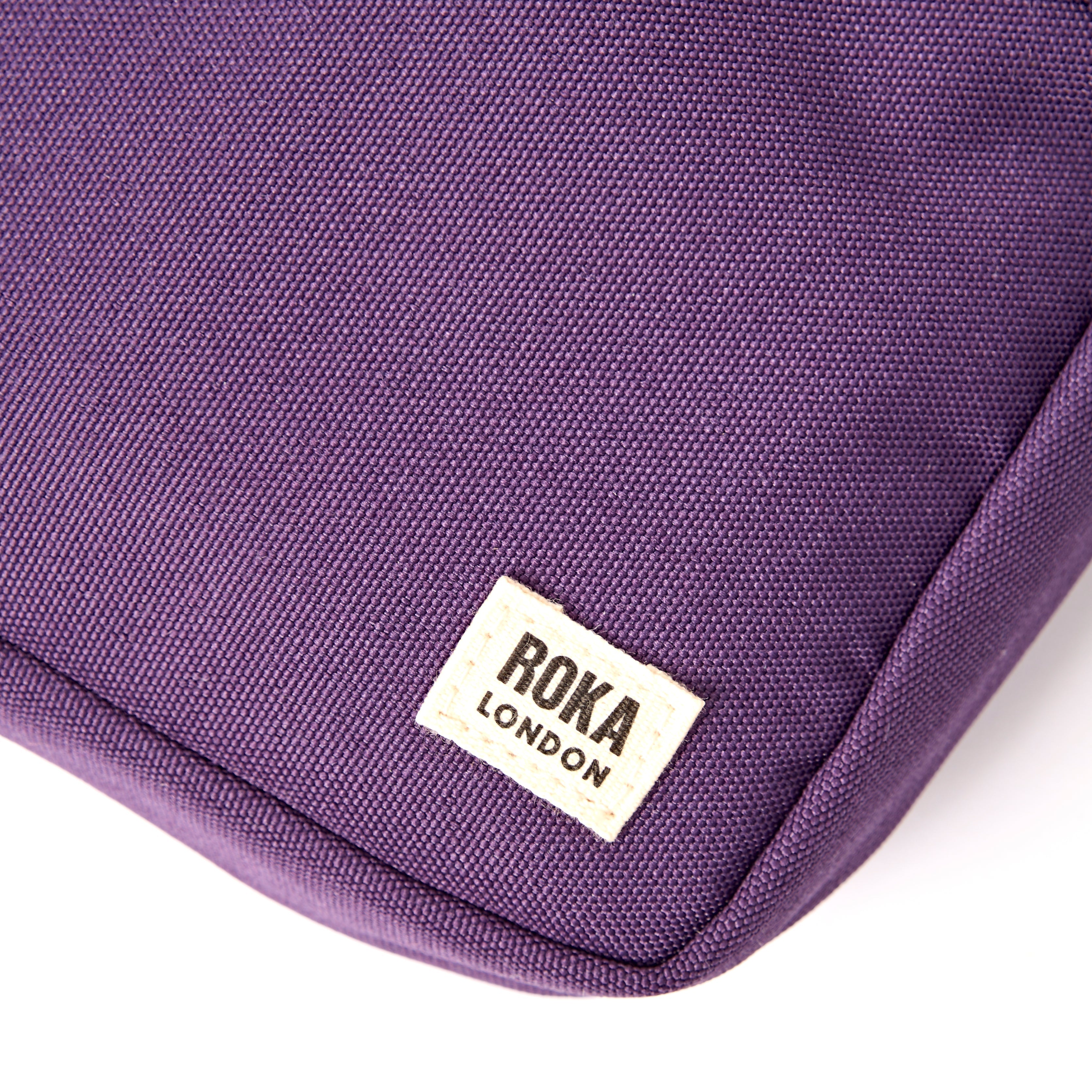 ROKA London - Bond S crossbody-väska med ficka #Färg_Deep_Grape