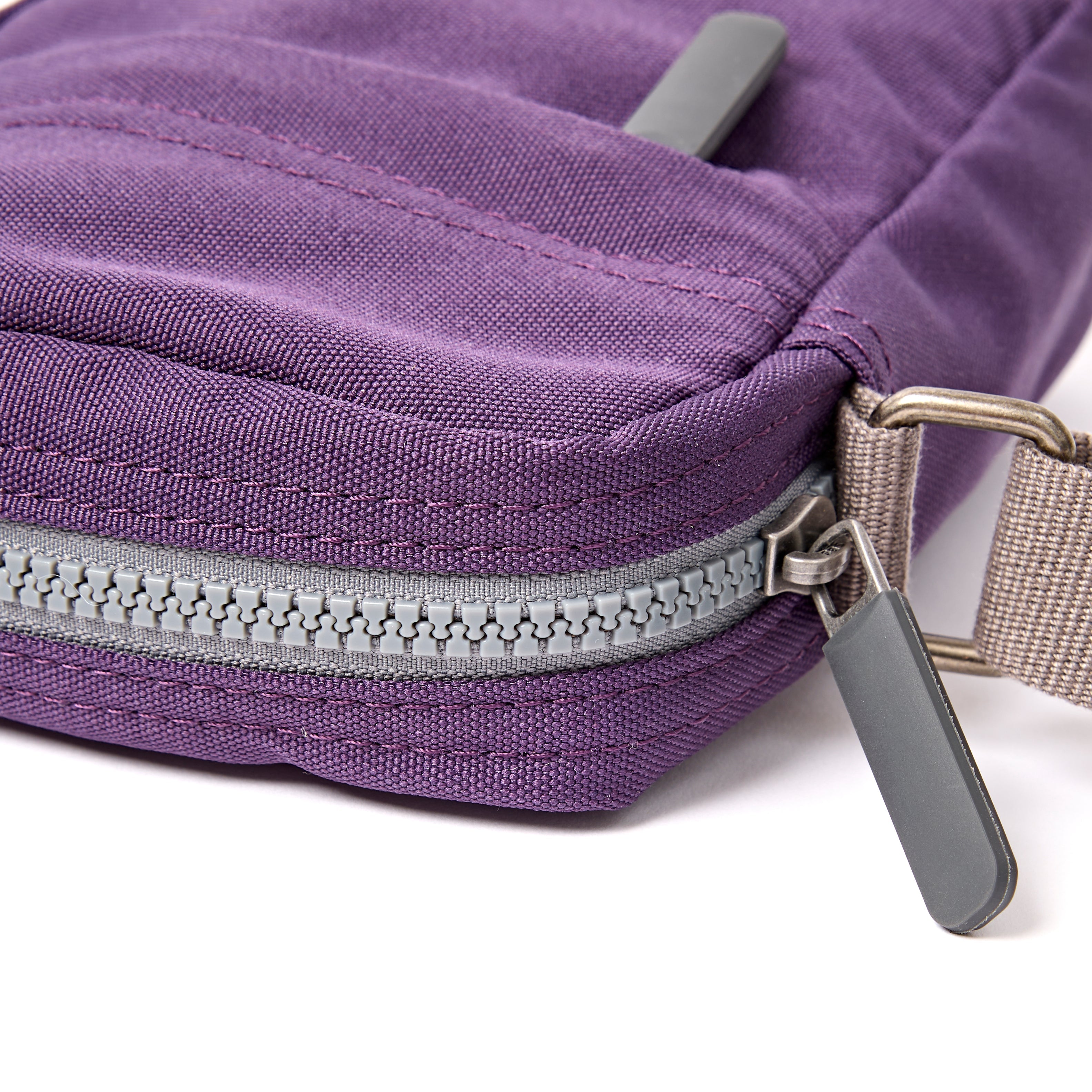 ROKA London - Bond S crossbody-väska med ficka #Färg_Deep_Grape