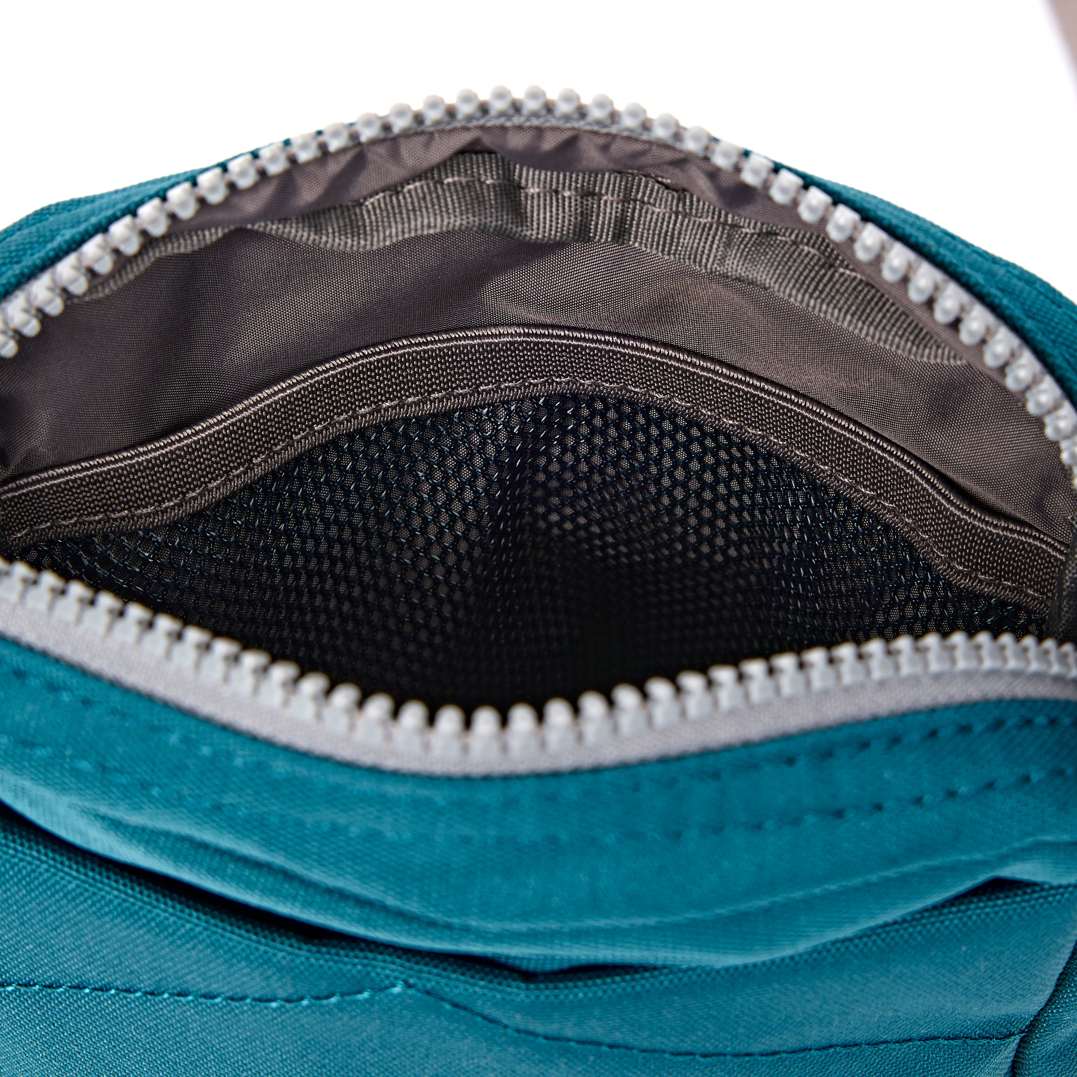 ROKA London - Bond S crossbody-väska med ficka #Färg_Deep_Teal