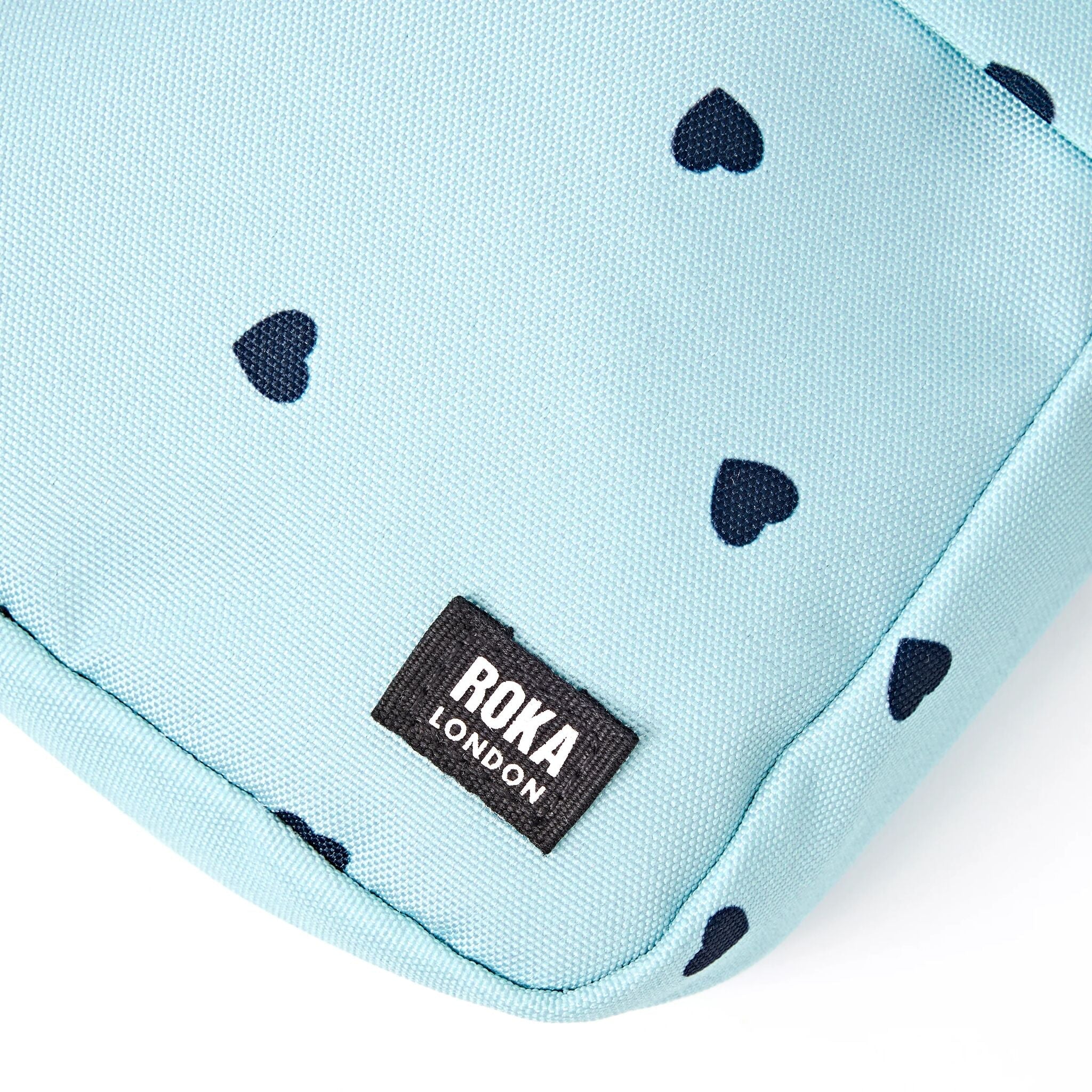 ROKA London - Bond S crossbody-väska med ficka #Färg_Heart_Print