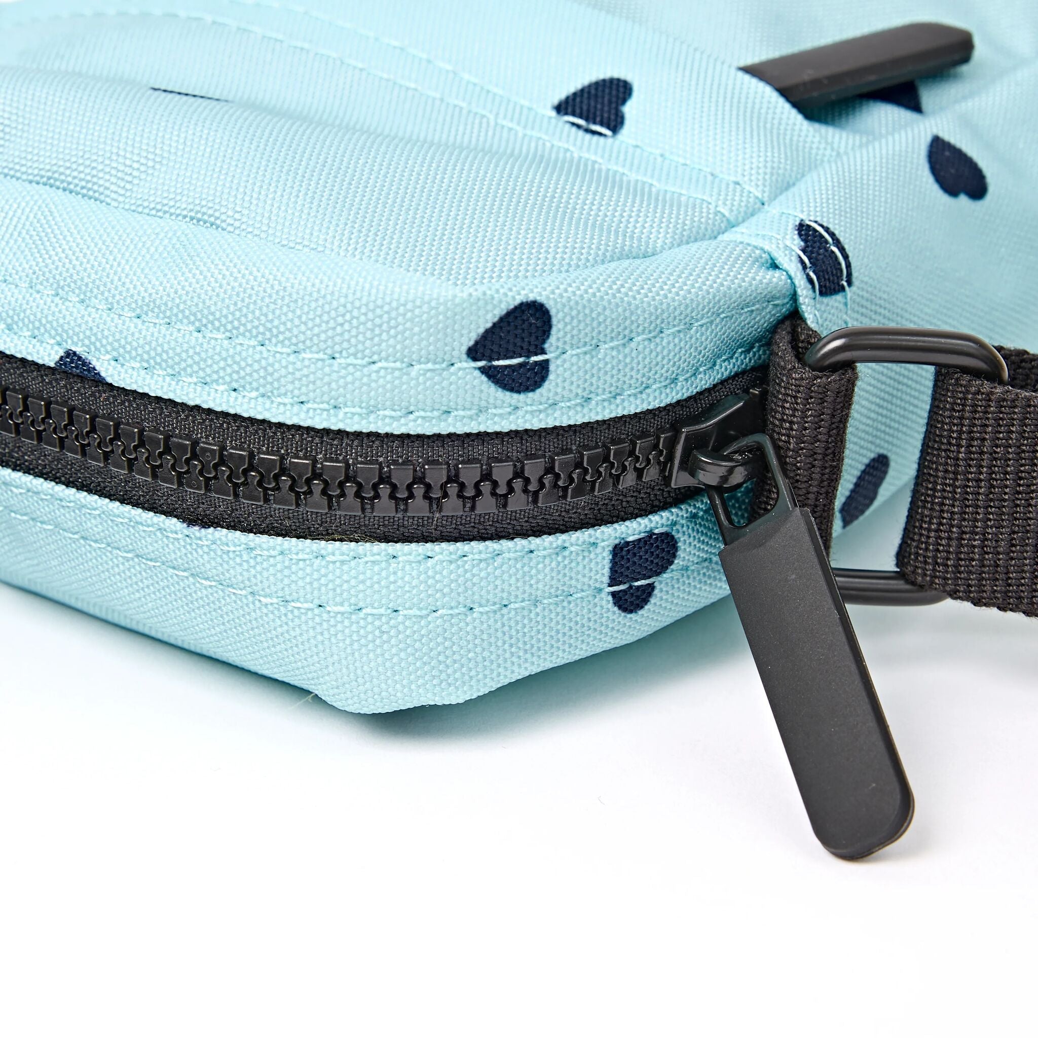 ROKA London - Bond S crossbody-väska med ficka #Färg_Heart_Print