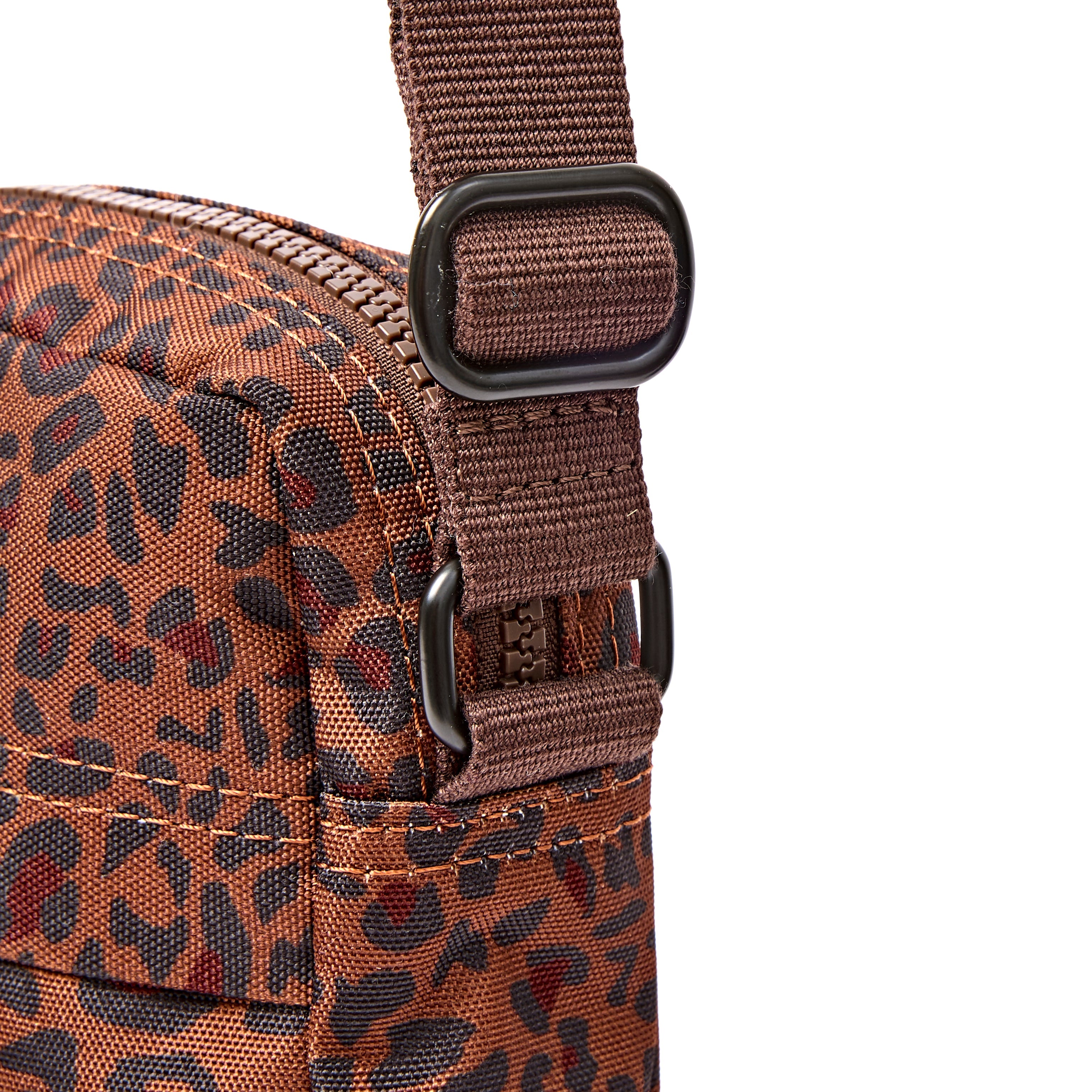 ROKA London - Bond S crossbody-väska med ficka #Färg_Mini_Leopard
