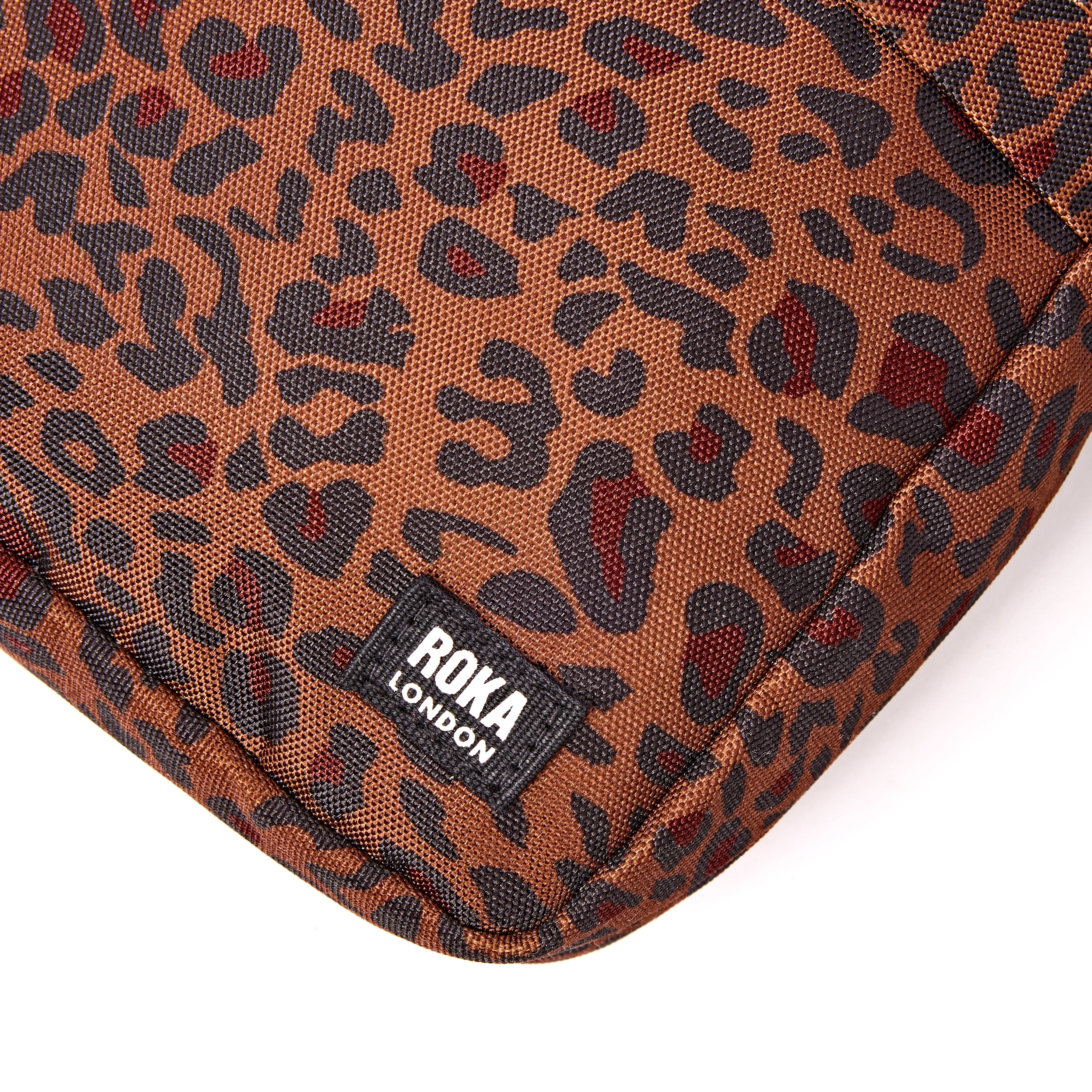 ROKA London - Bond S crossbody-väska med ficka #Färg_Mini_Leopard