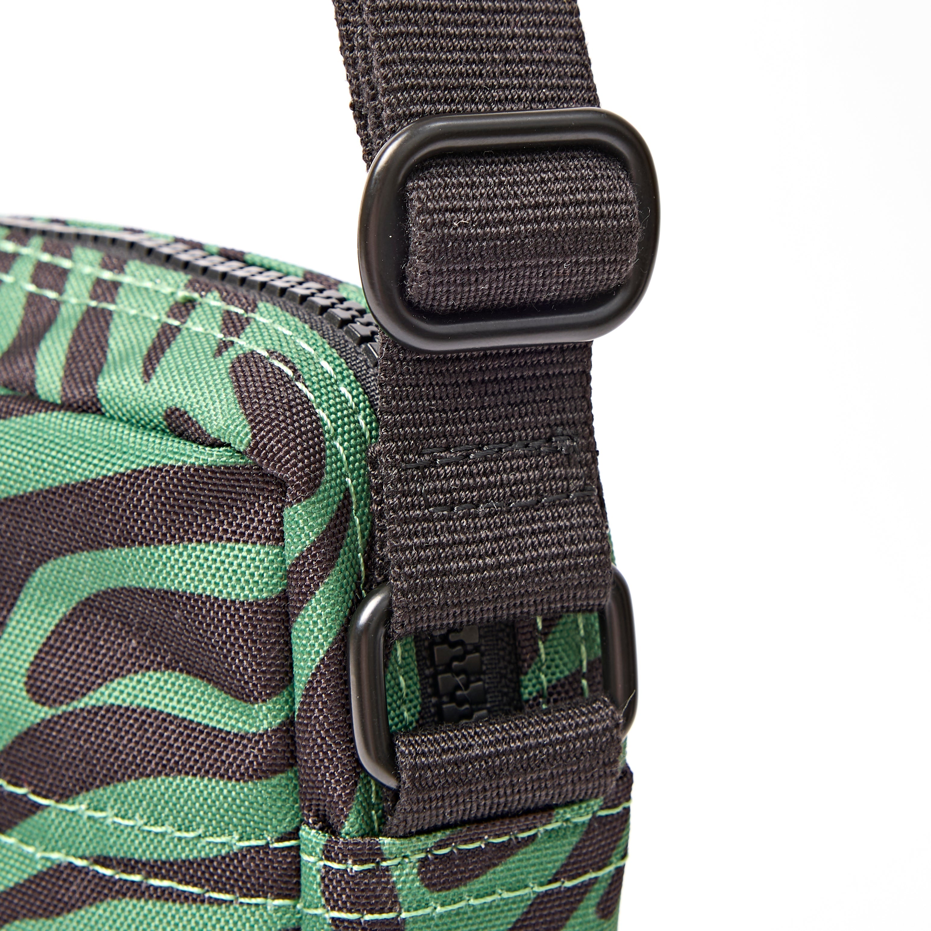 ROKA London - Bond S crossbody-väska med ficka #Färg_Mixed_Animal_Artichoke