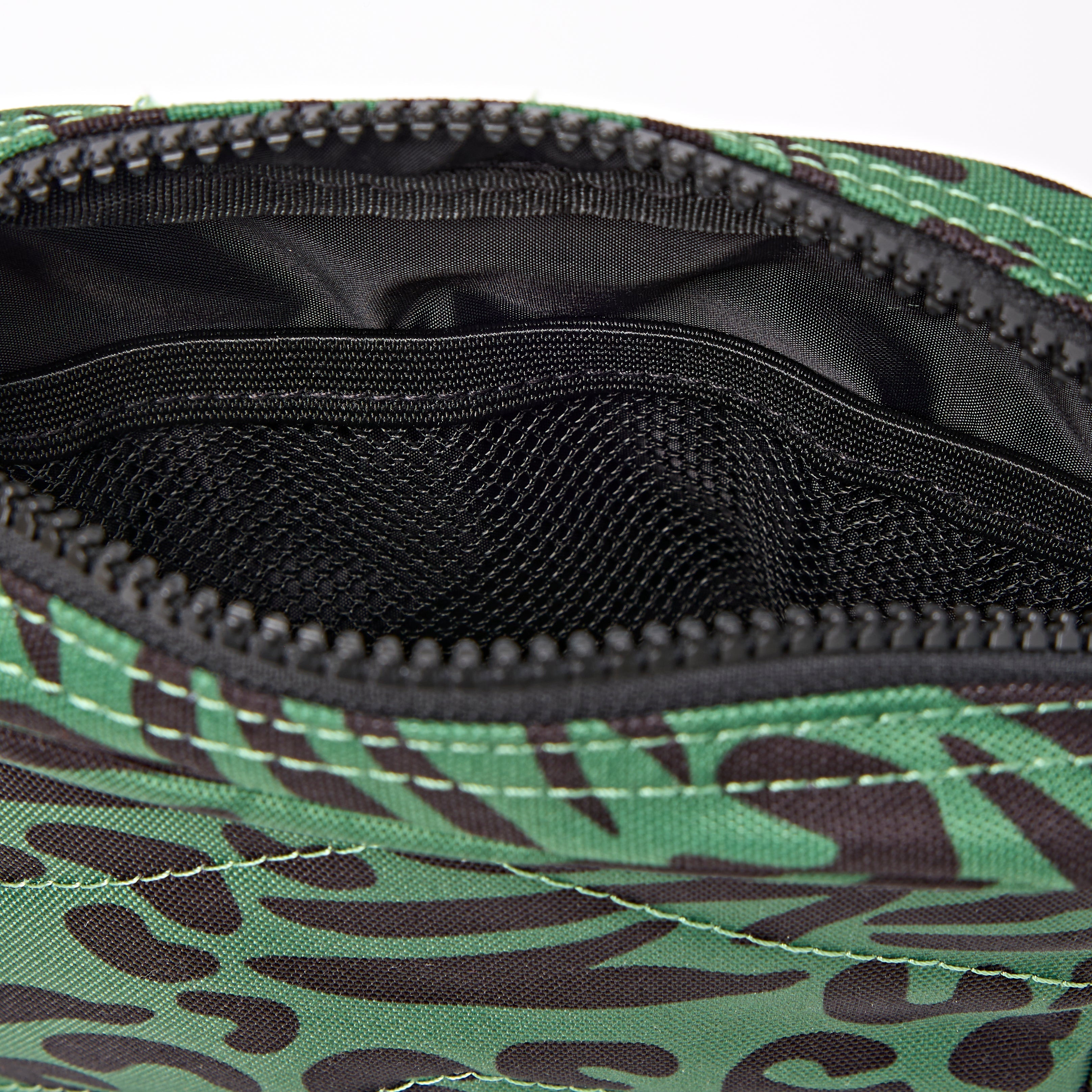 ROKA London - Bond S crossbody-väska med ficka #Färg_Mixed_Animal_Artichoke