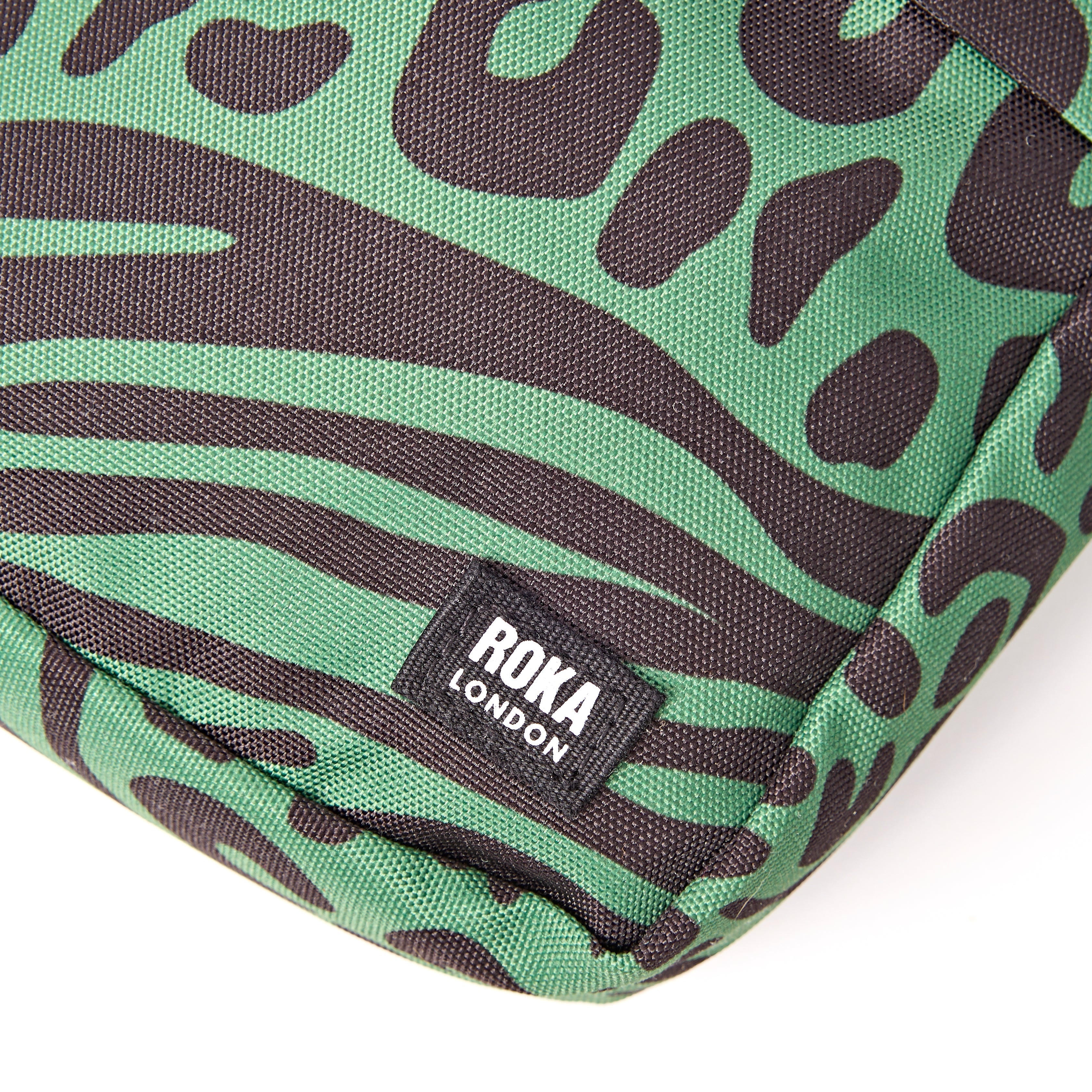 ROKA London - Bond S crossbody-väska med ficka #Färg_Mixed_Animal_Artichoke