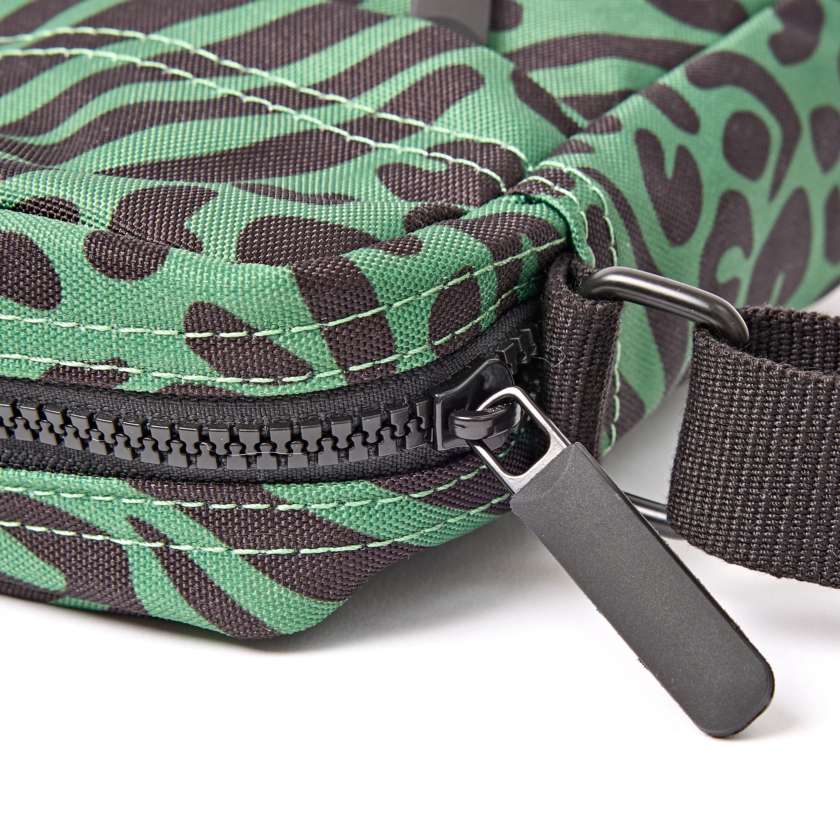 ROKA London - Bond S crossbody-väska med ficka #Färg_Mixed_Animal_Artichoke