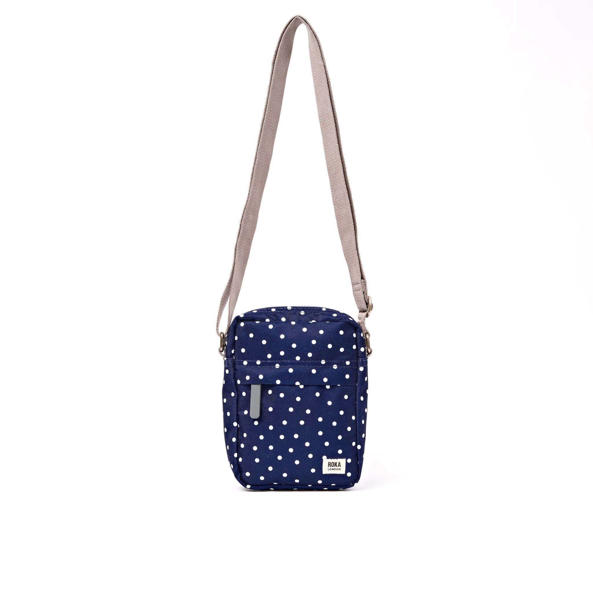 ROKA London - Bond S crossbody-väska med ficka #Färg_Navy_Polka_Dot