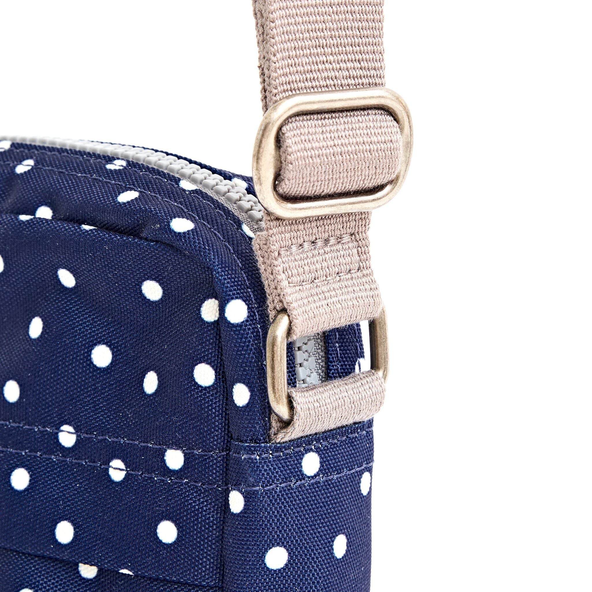 ROKA London - Bond S crossbody-väska med ficka #Färg_Navy_Polka_Dot