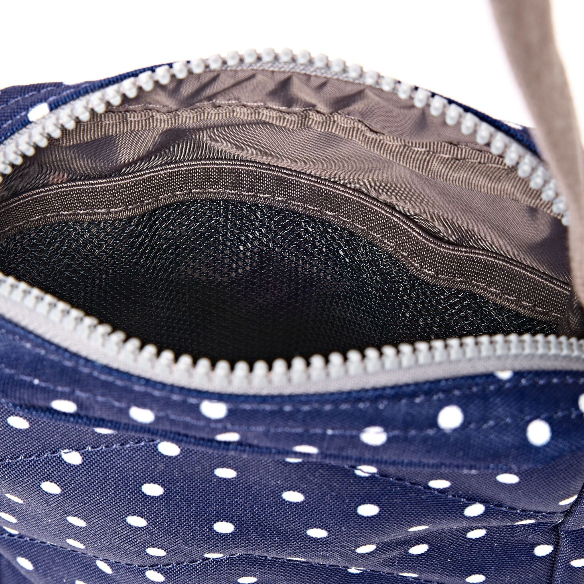 ROKA London - Bond S crossbody-väska med ficka #Färg_Navy_Polka_Dot