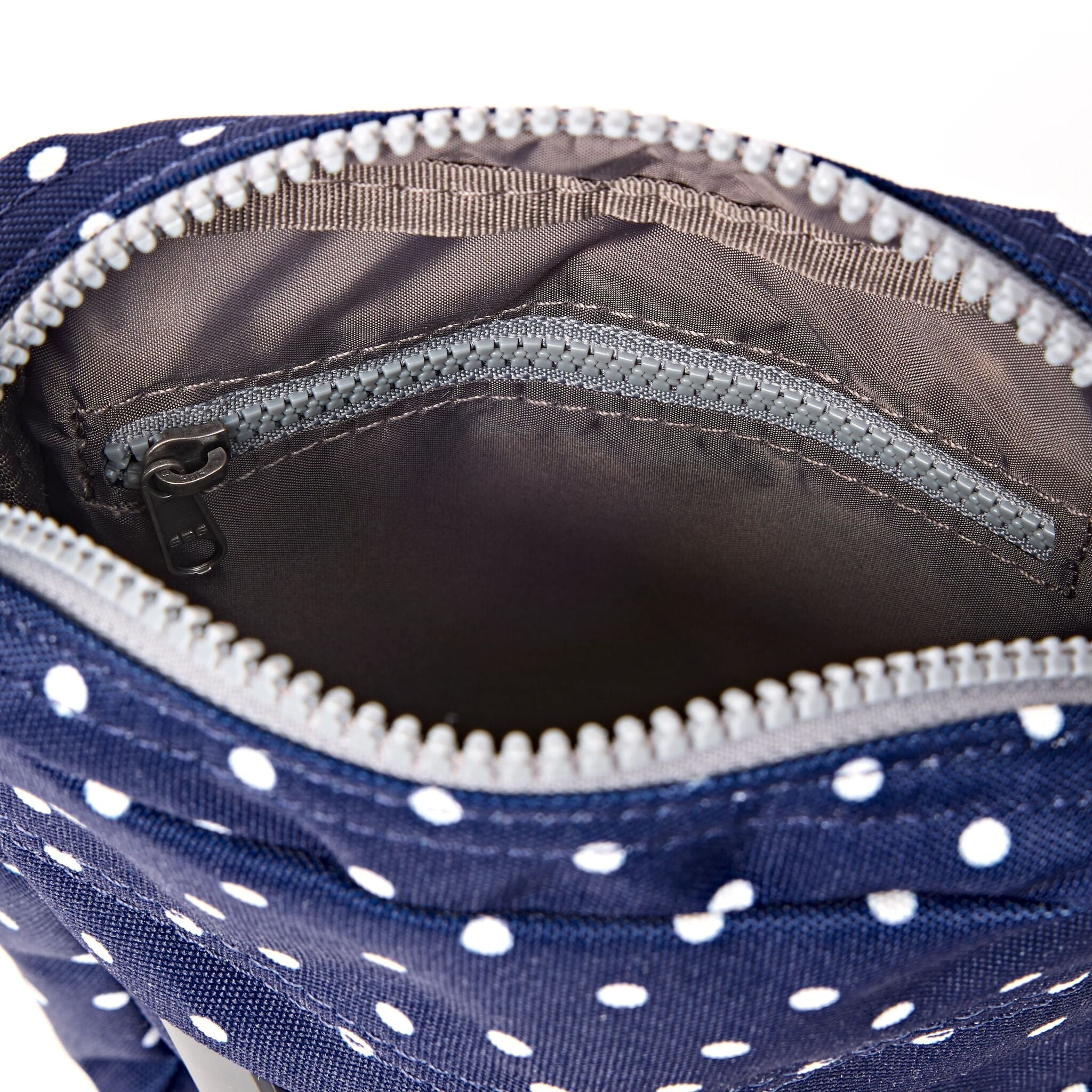 ROKA London - Bond S crossbody-väska med ficka #Färg_Navy_Polka_Dot