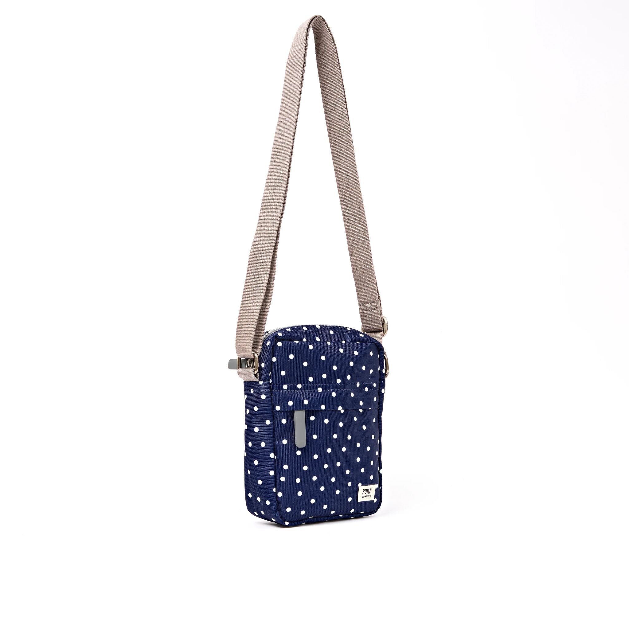 ROKA London - Bond S crossbody-väska med ficka #Färg_Navy_Polka_Dot