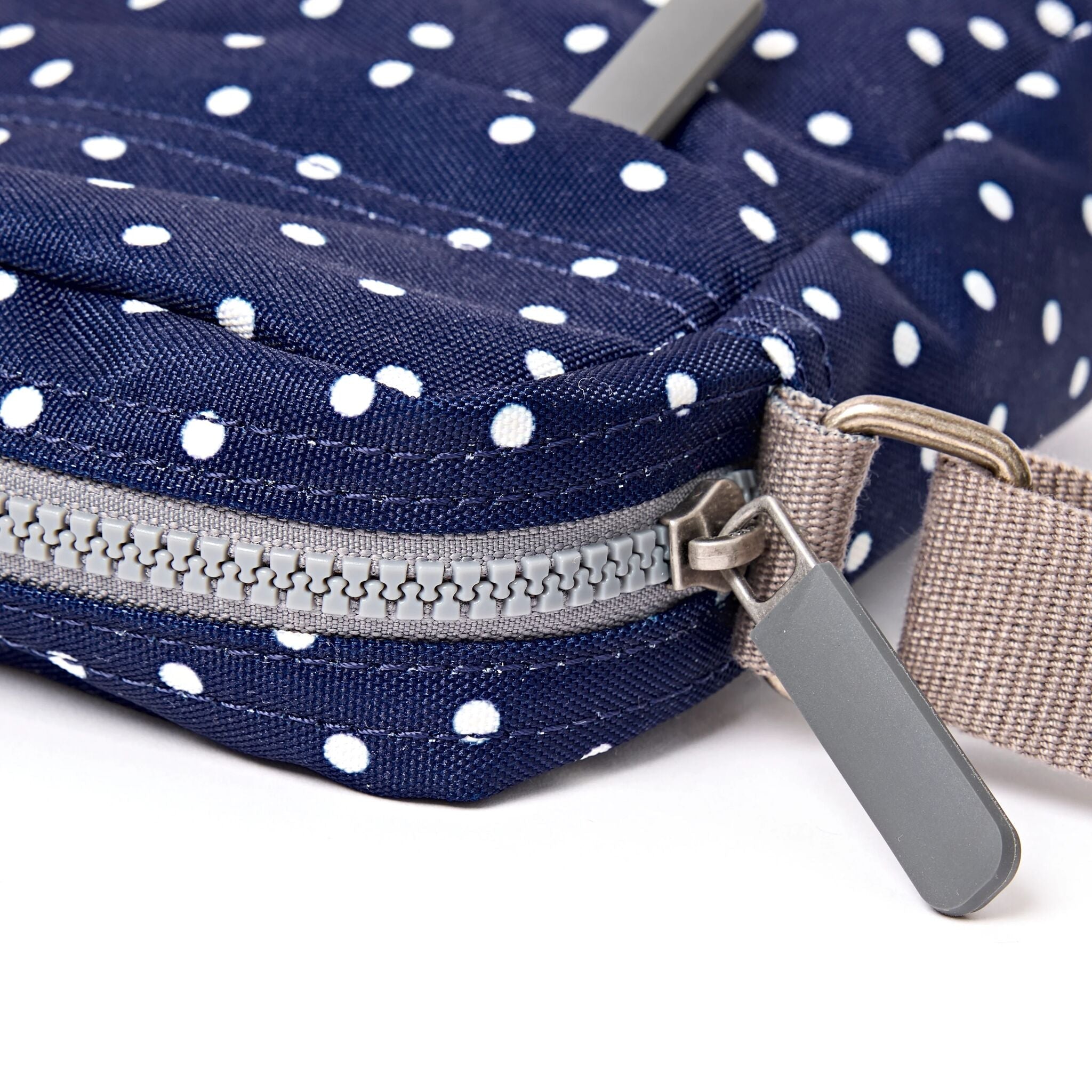 ROKA London - Bond S crossbody-väska med ficka #Färg_Navy_Polka_Dot