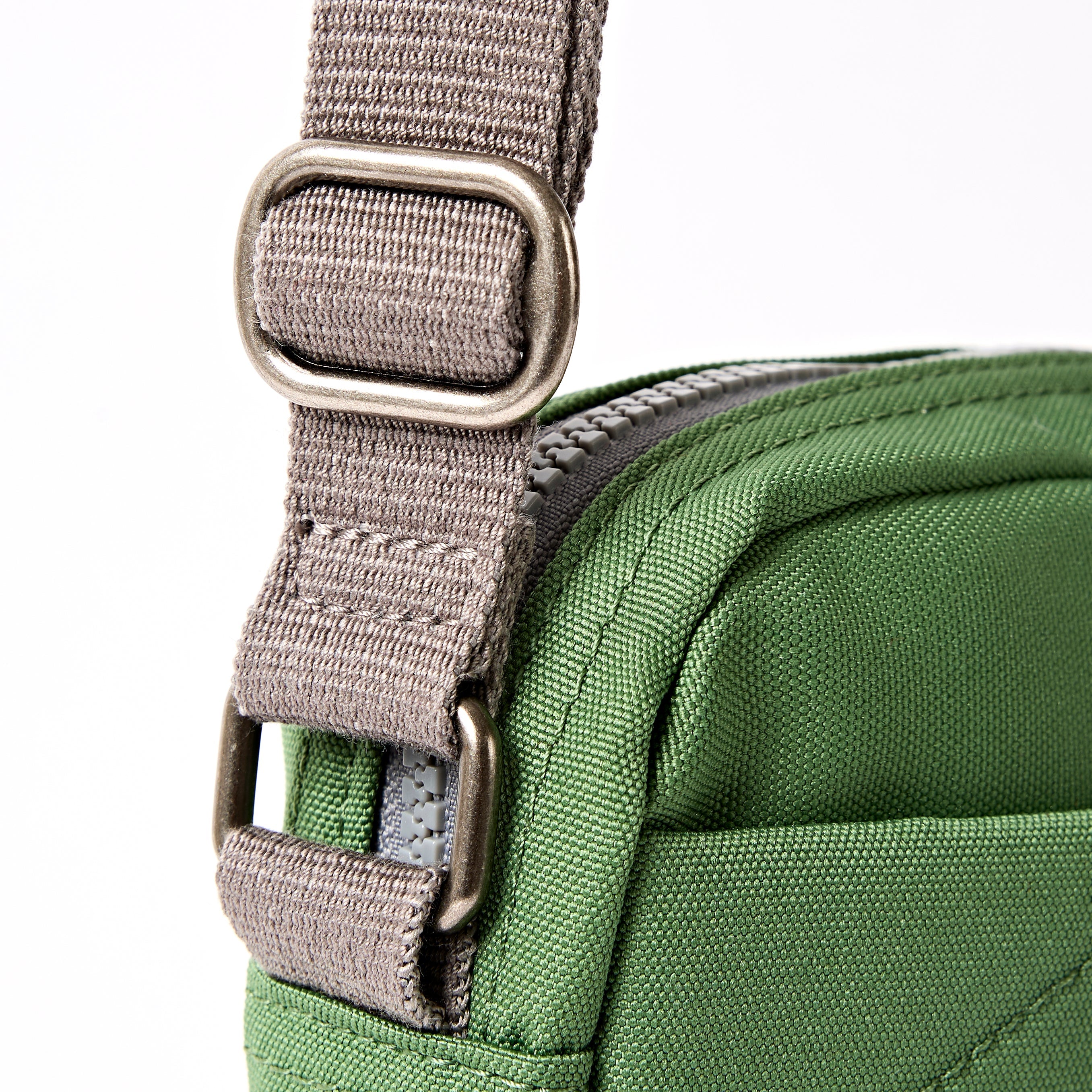 ROKA London - Bond S crossbody-väska med ficka #Färg_Artichoke