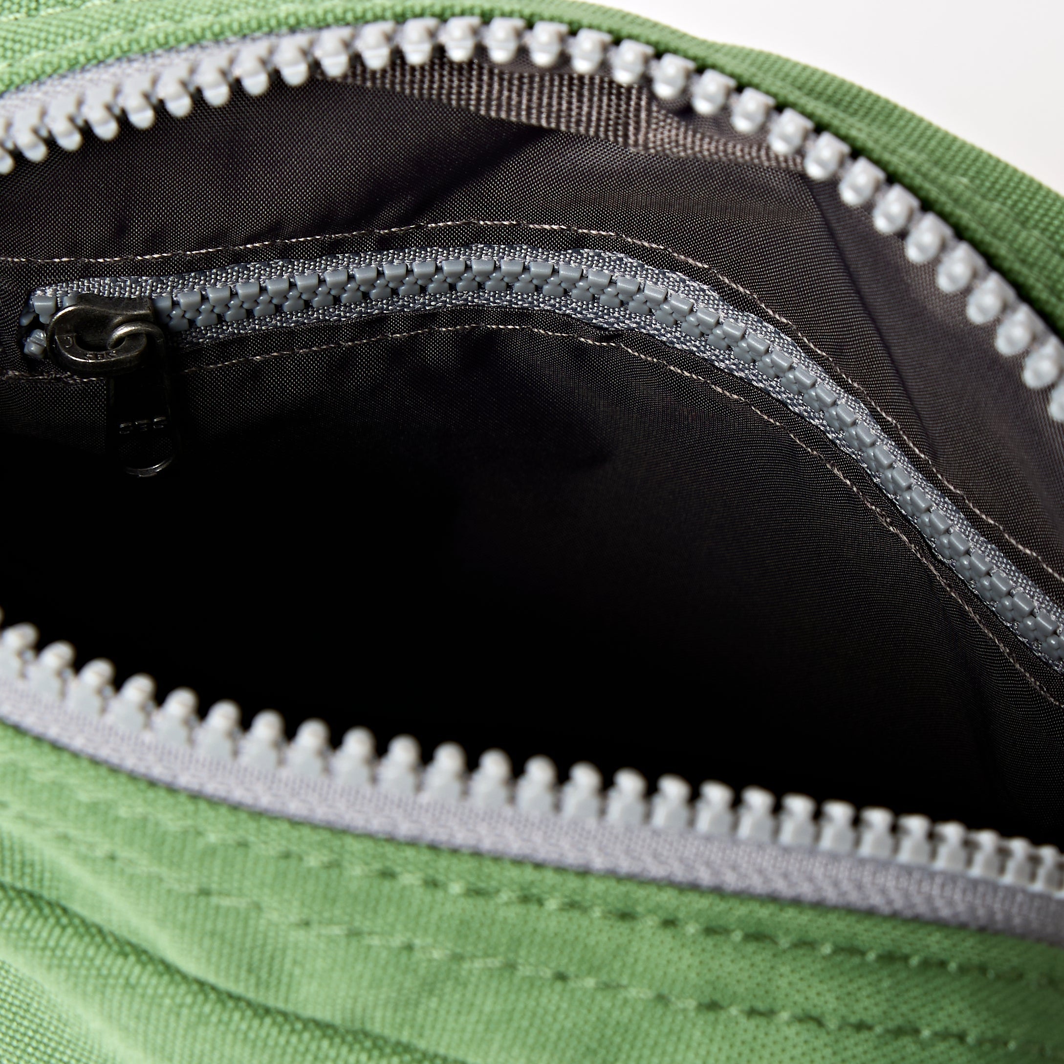 ROKA London - Bond S crossbody-väska med ficka #Färg_Artichoke