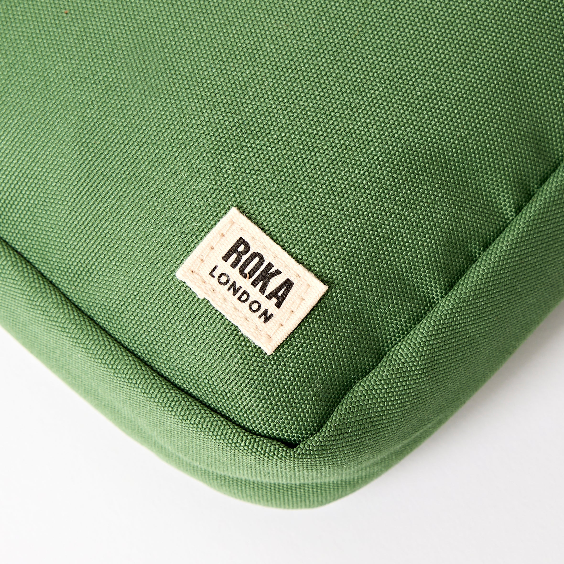 ROKA London - Bond S crossbody-väska med ficka #Färg_Artichoke