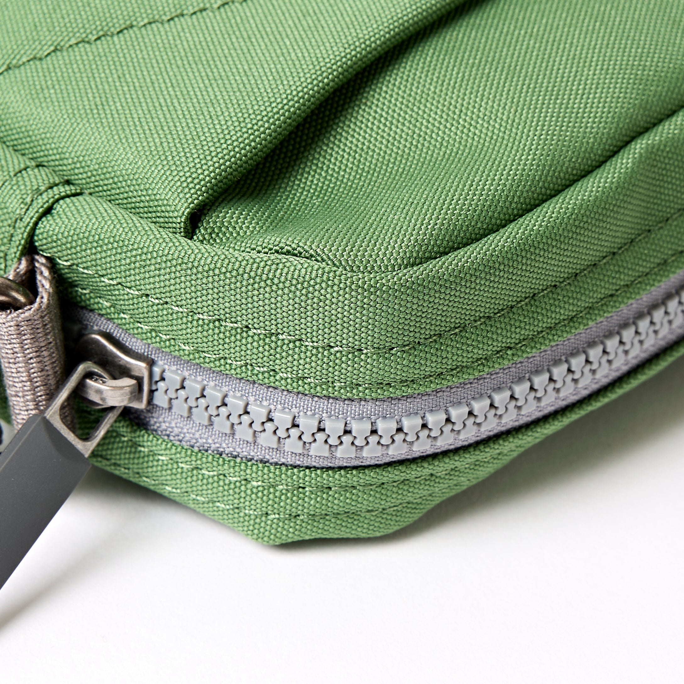 ROKA London - Bond S crossbody-väska med ficka #Färg_Artichoke