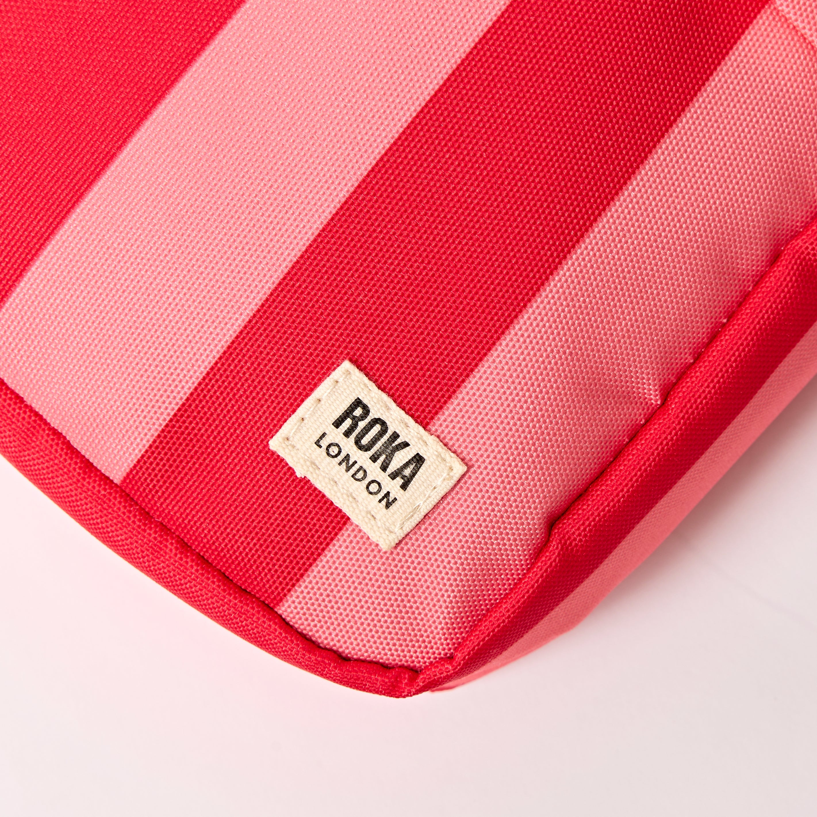 ROKA London - Bond S crossbody-väska med ficka #Färg_Circus_Print