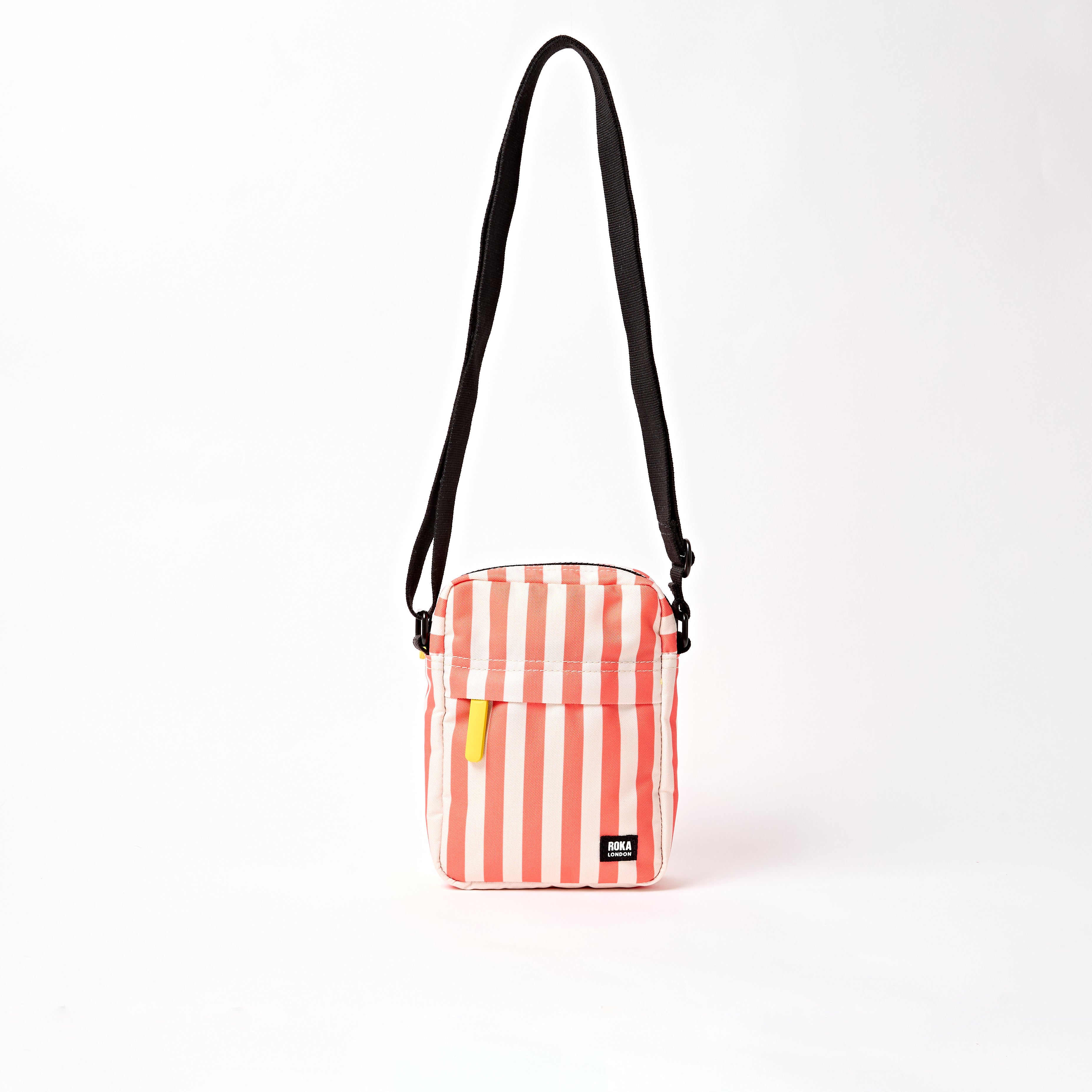 ROKA London - Bond S crossbody-väska med ficka #Färg_Coral_Stripe
